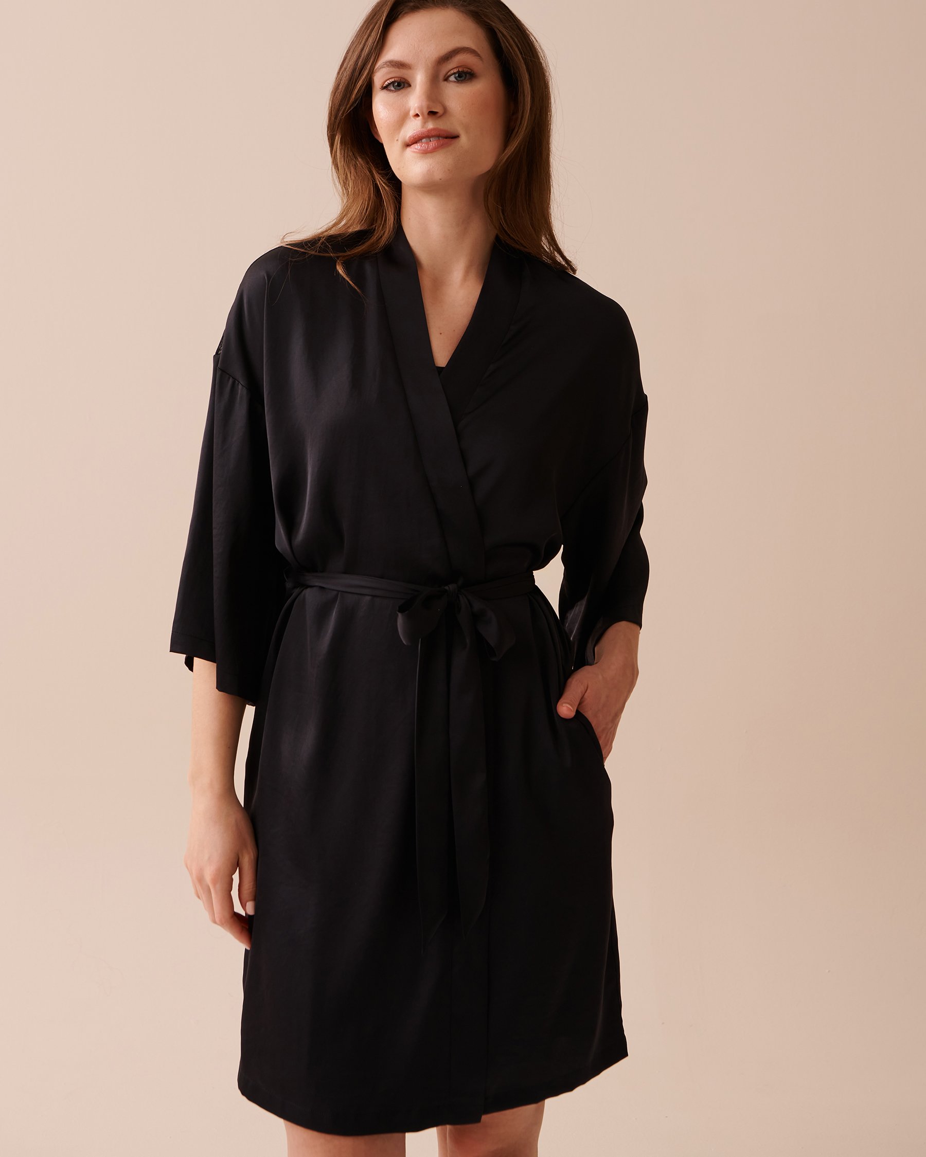 LA VIE EN ROSE Satin and Lace Kimono Black 60600070 - View1
