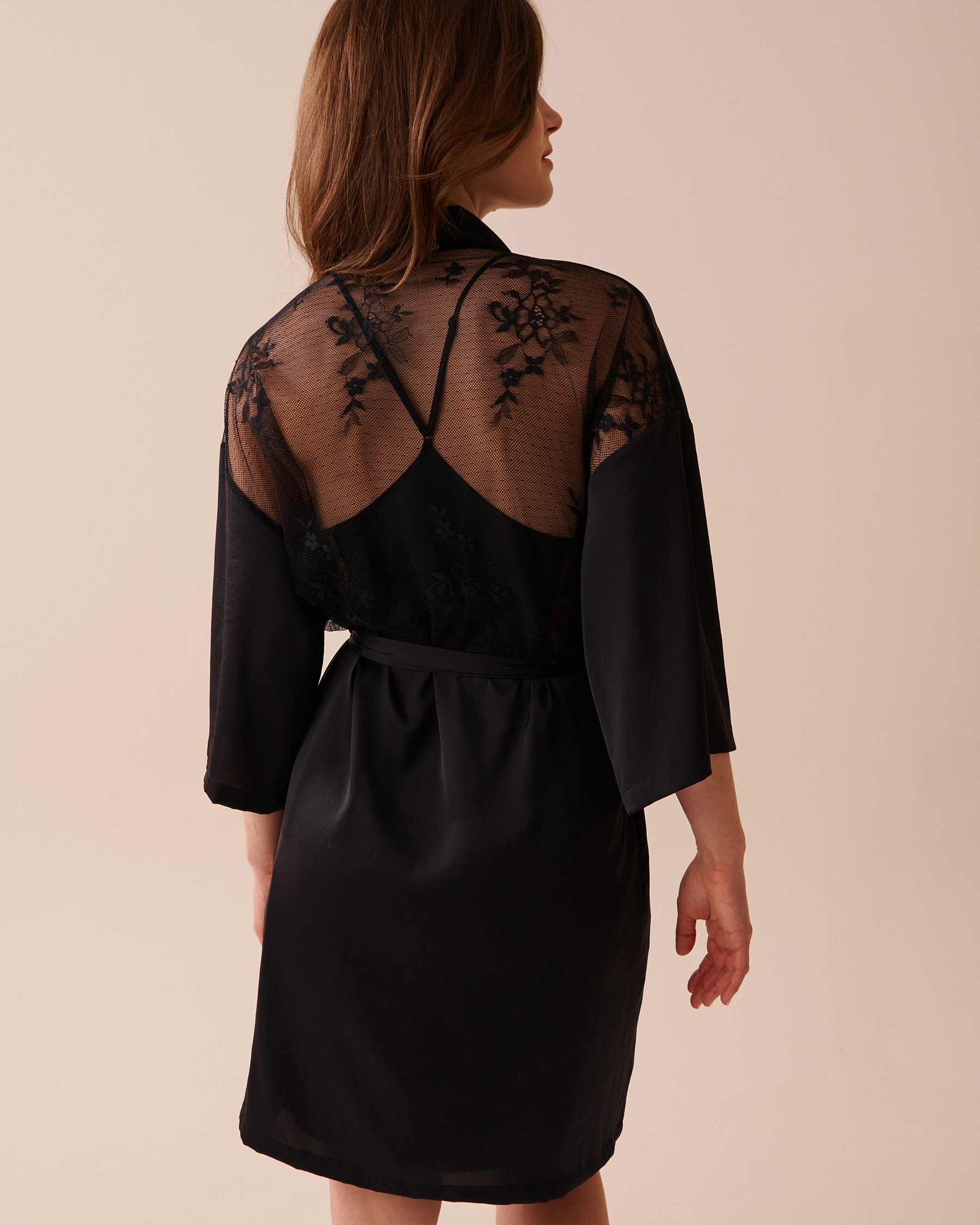 LA VIE EN ROSE Satin and Lace Kimono Black 60600070 - View2