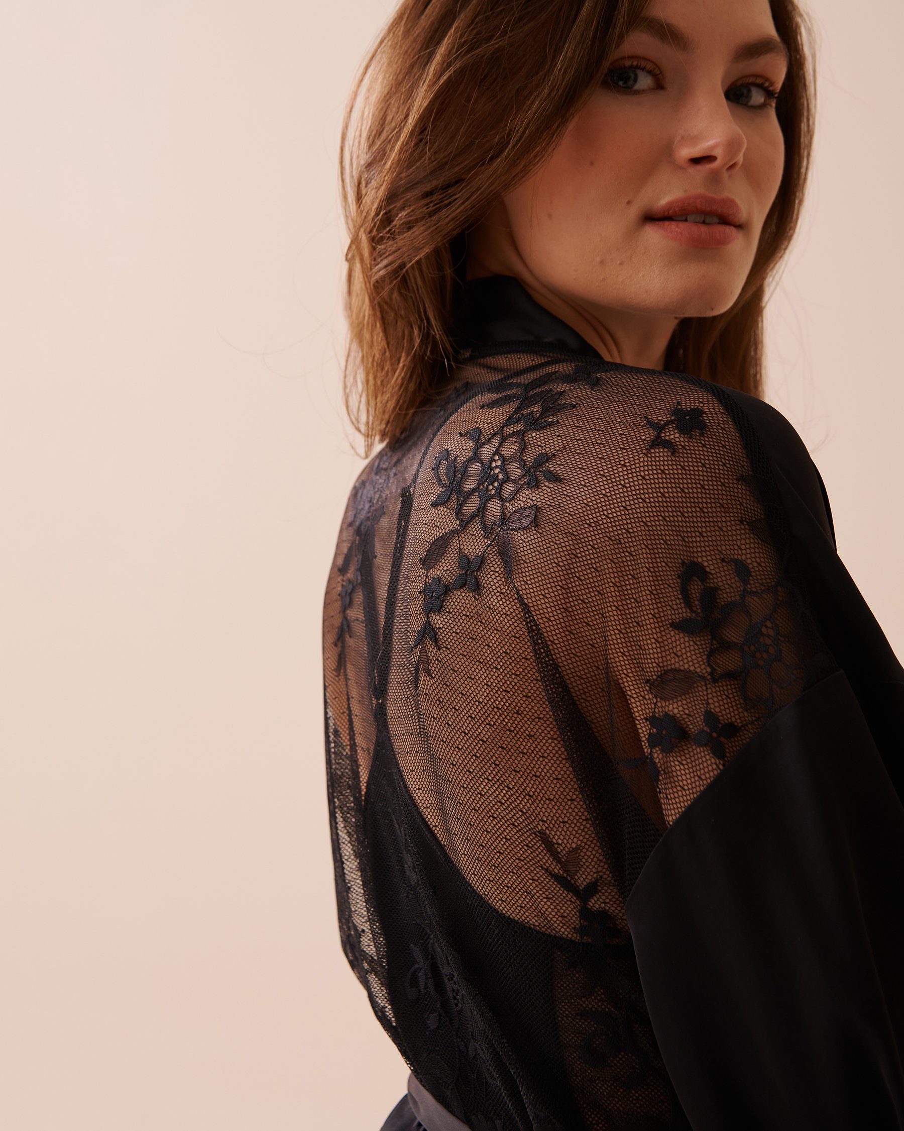 LA VIE EN ROSE Satin and Lace Kimono Black 60600070 - View3