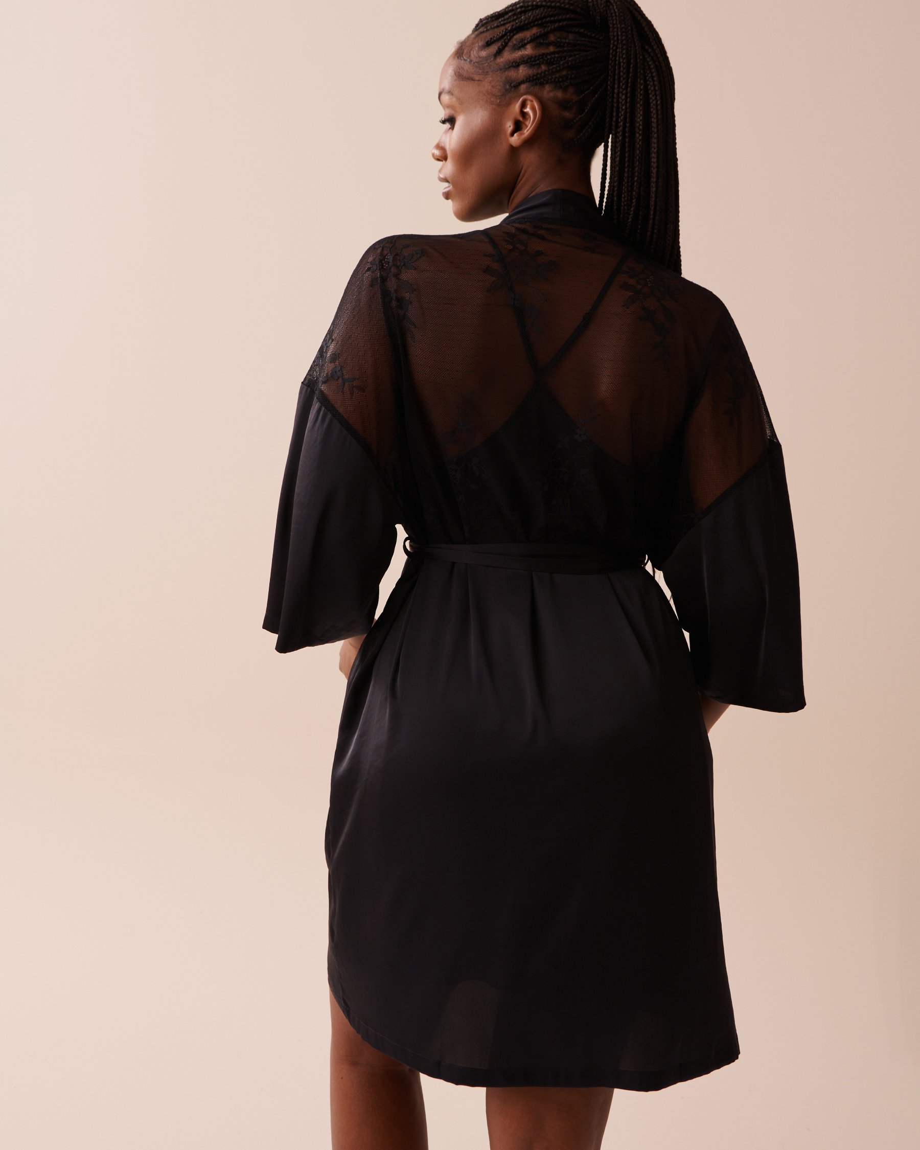 LA VIE EN ROSE Satin and Lace Kimono Black 60600070 - View7