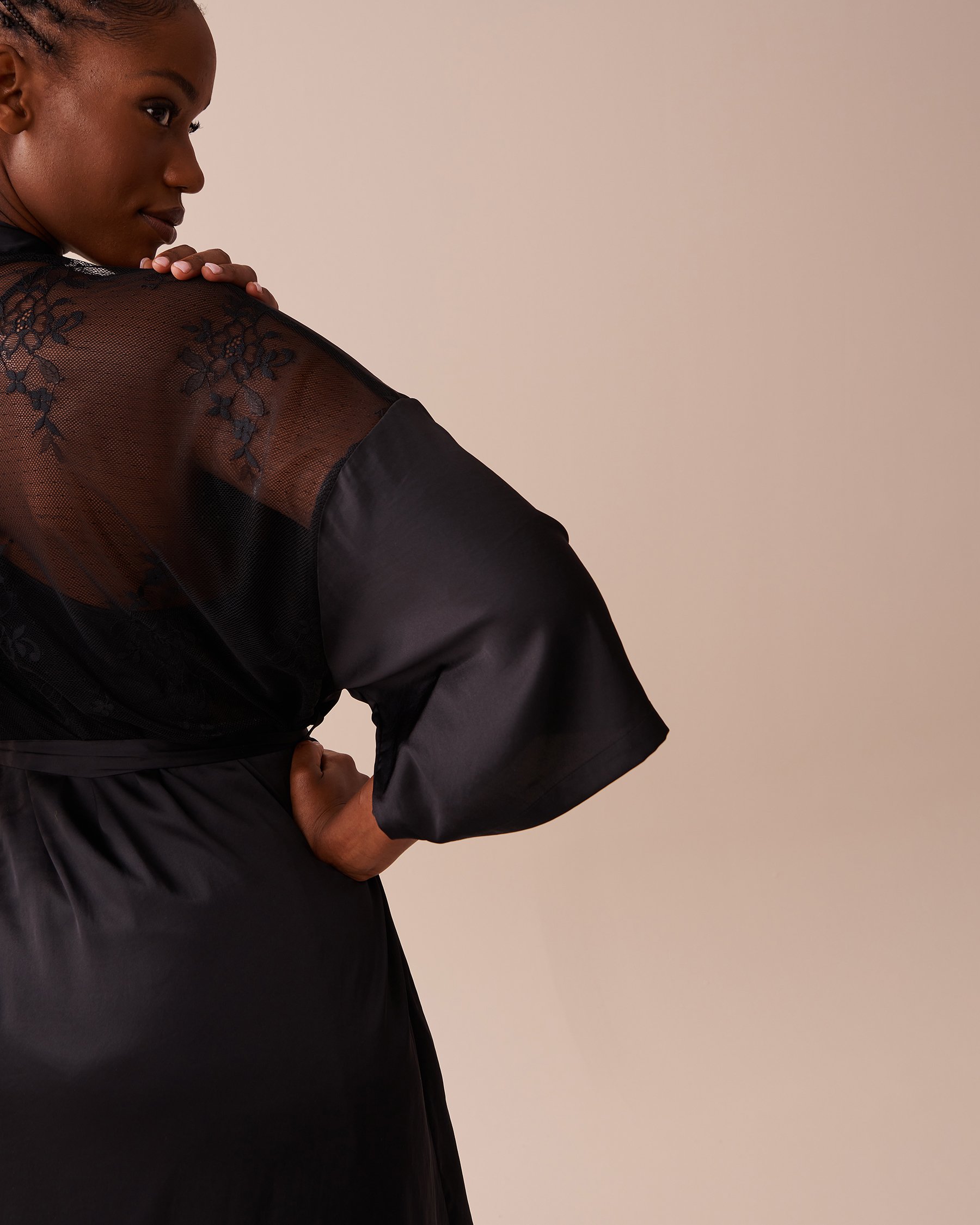 LA VIE EN ROSE Satin and Lace Kimono Black 60600070 - View8