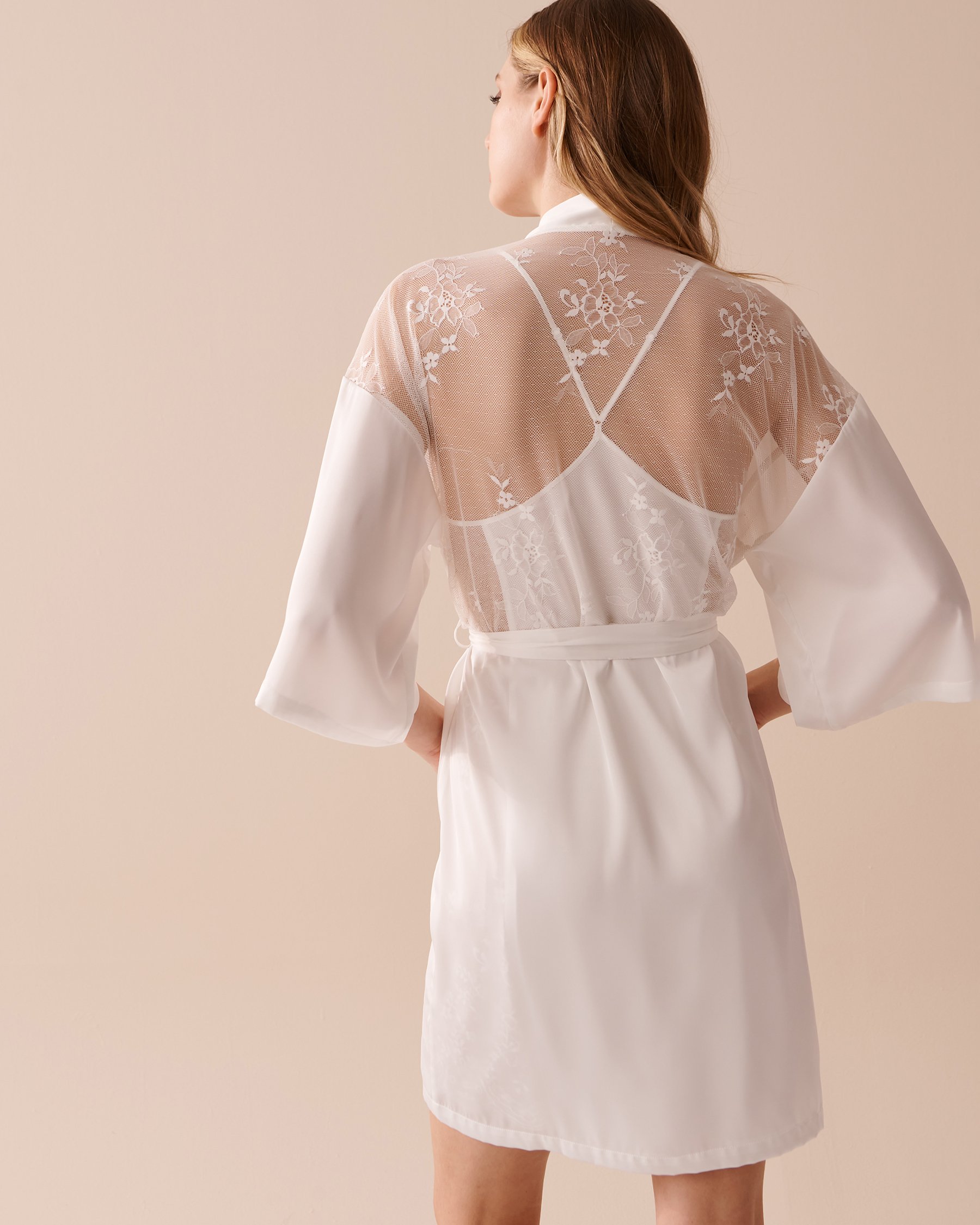 LA VIE EN ROSE Satin and Lace Kimono White 60600070 - View2