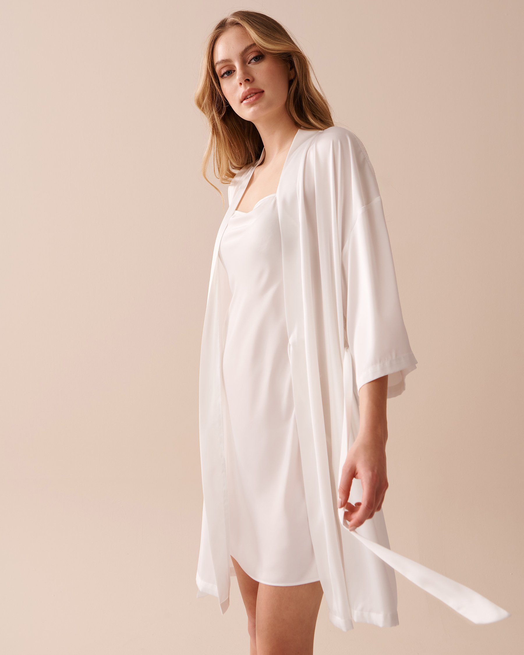 LA VIE EN ROSE Satin and Lace Kimono White 60600070 - View4