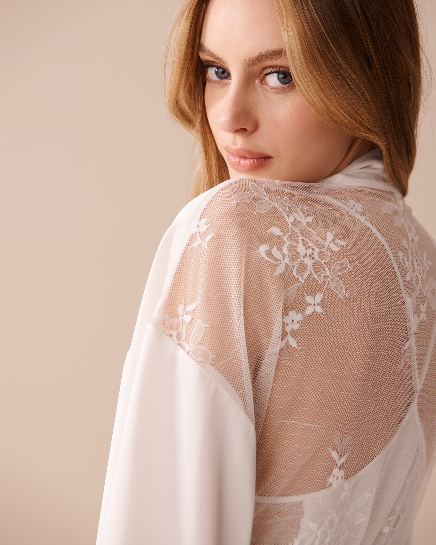 LA VIE EN ROSE Satin and Lace Kimono White 60600070 - View6