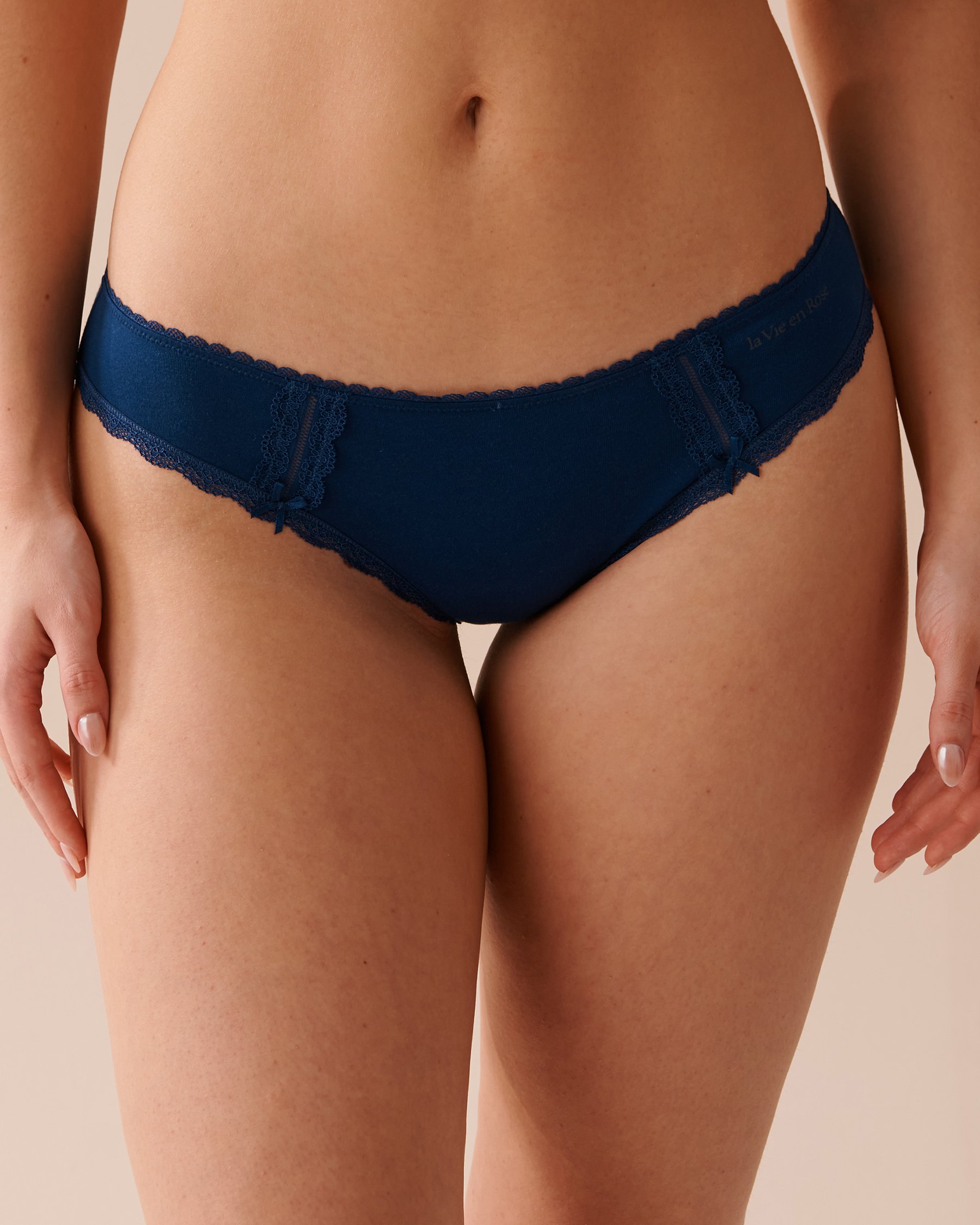 LA VIE EN ROSE Culotte bikini coton et détails de dentelle Bleu foncé 20100429 - View1
