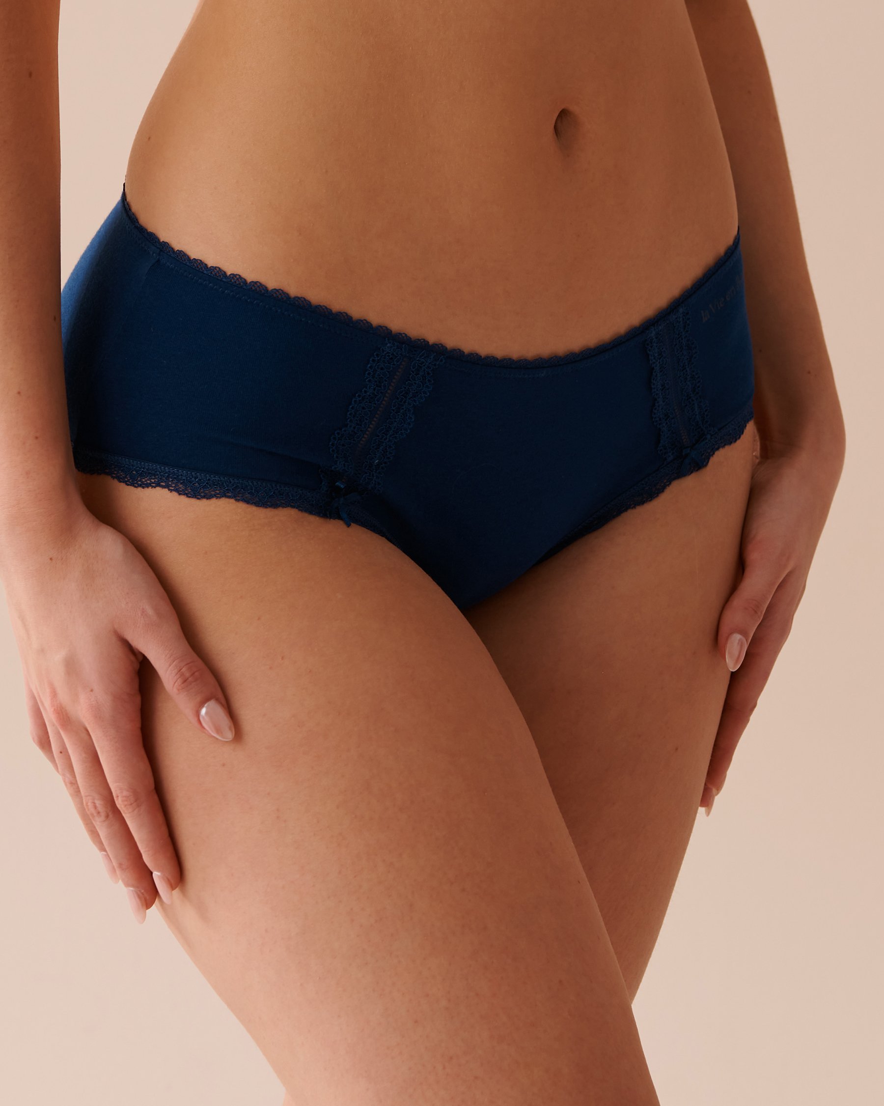 LA VIE EN ROSE Culotte aux hanches coton et détails de dentelle Bleu foncé 20100430 - Voir1