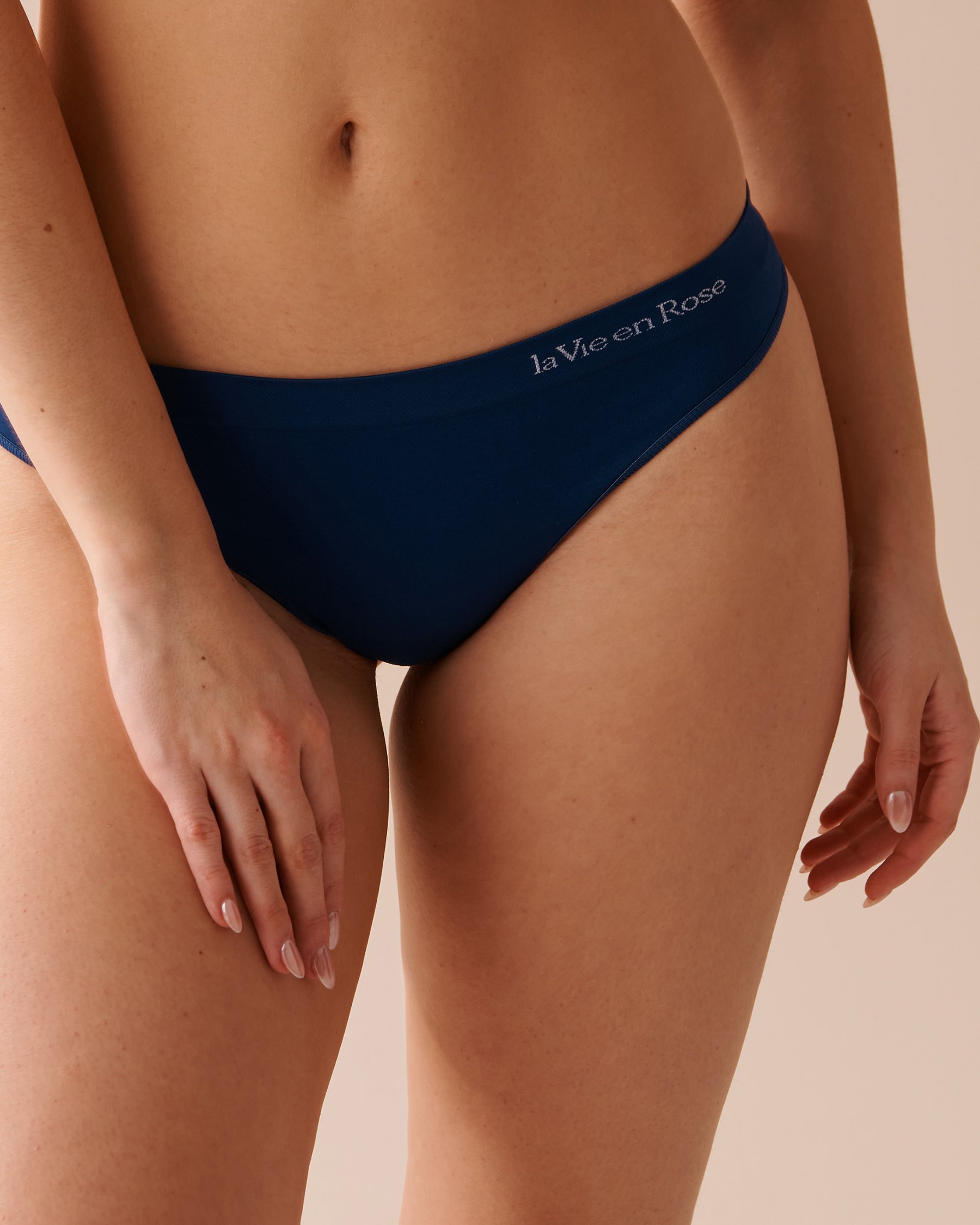 LA VIE EN ROSE Seamless Fabric Thong Panty Dark Blue 20200458 - View2