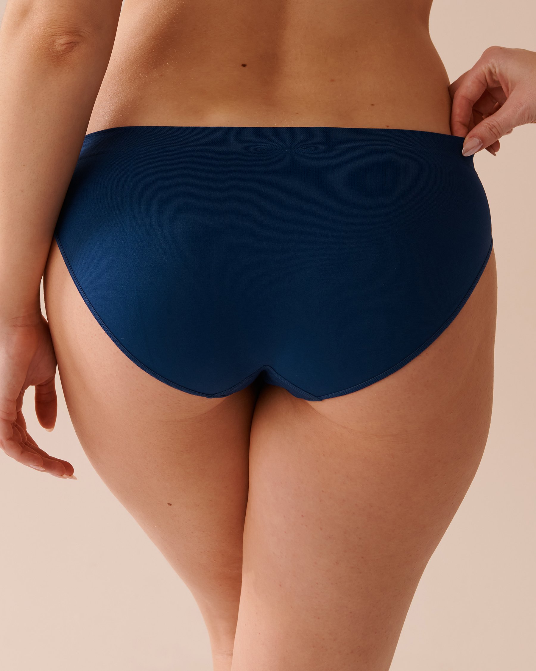 LA VIE EN ROSE Seamless Fabric Bikini Panty Dark Blue 20200459 - View2