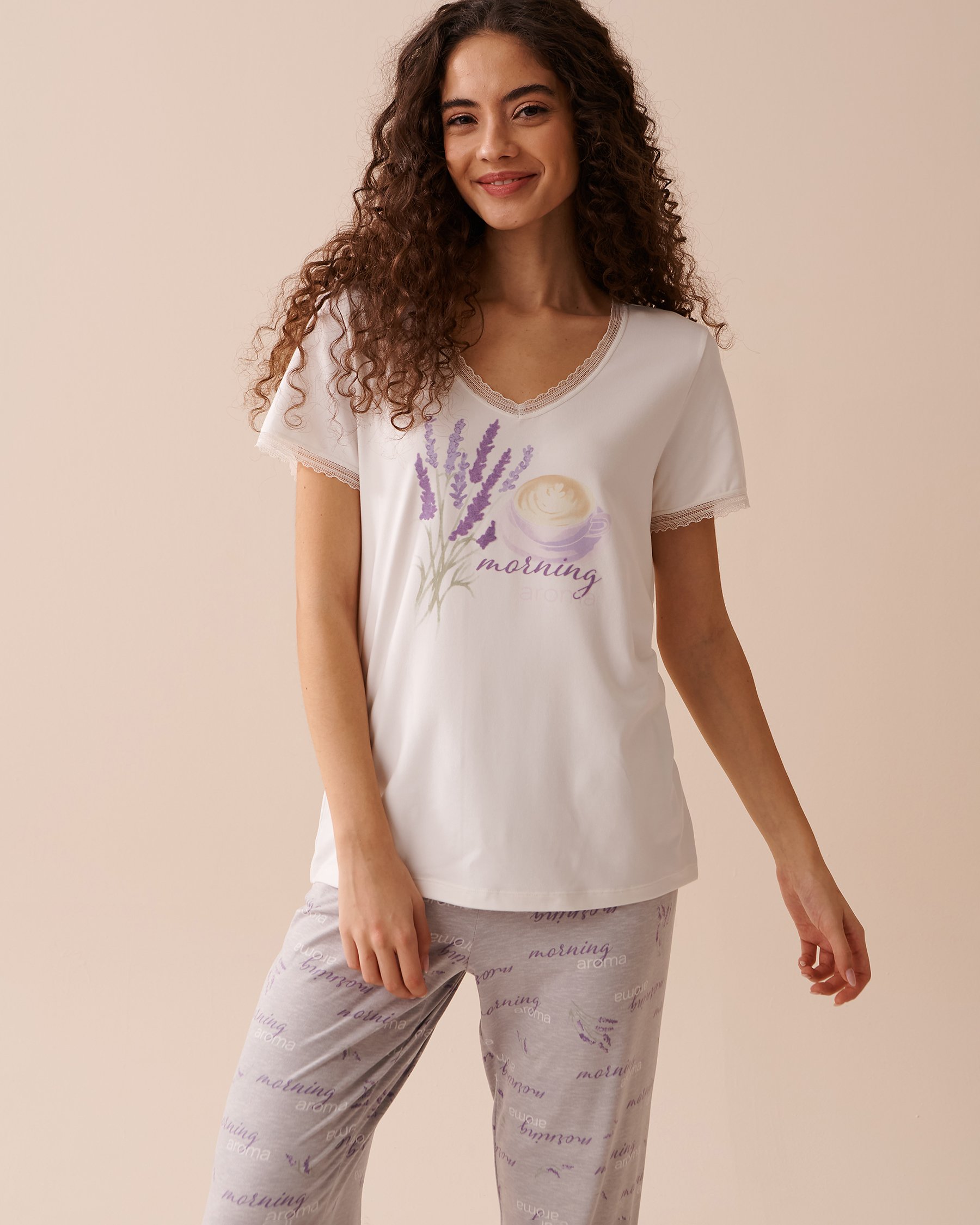 LA VIE EN ROSE T-shirt col en V ultra doux à imprimé café et lavande Blanc 40100566 - Voir1