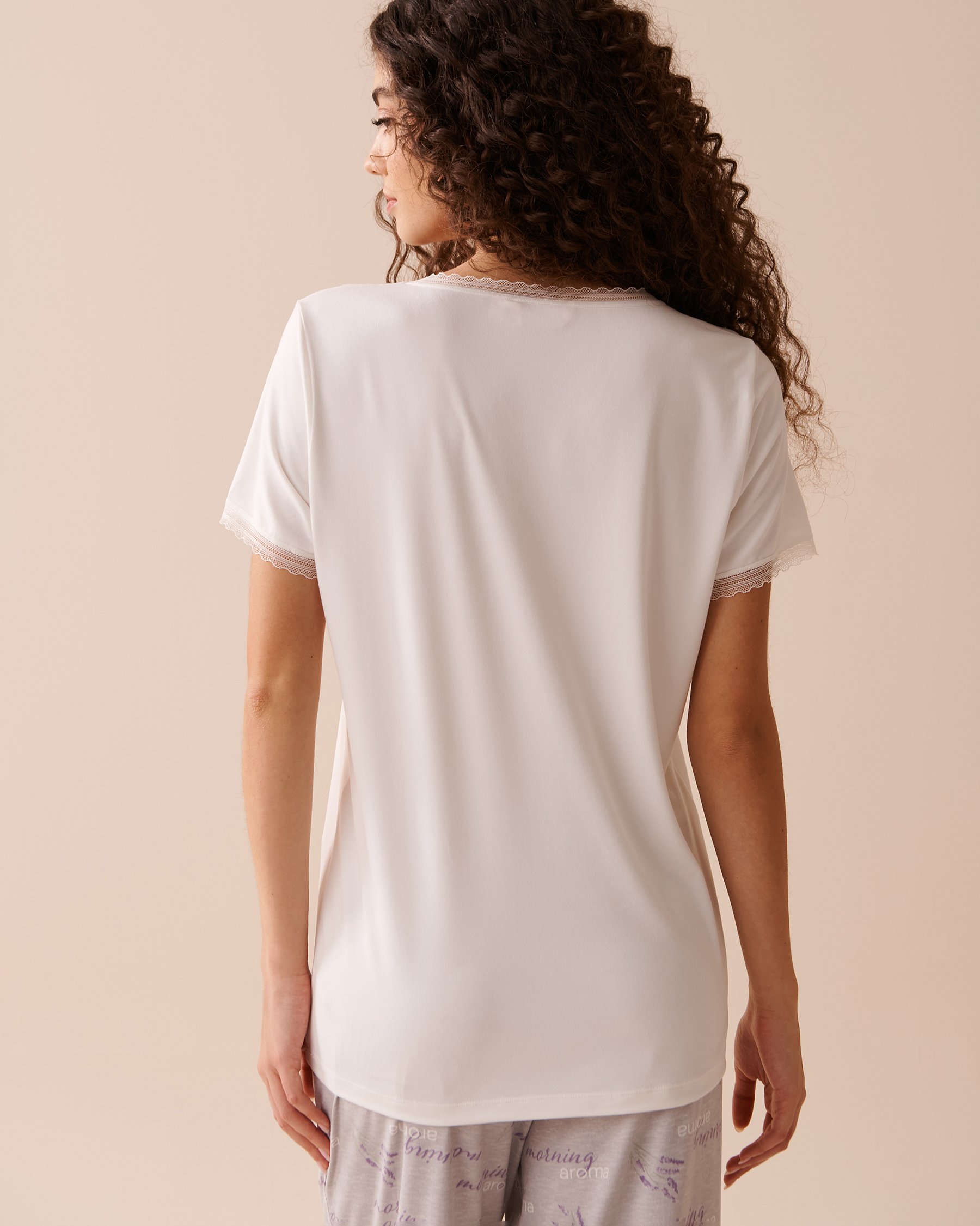 LA VIE EN ROSE T-shirt col en V ultra doux à imprimé café et lavande Blanc 40100566 - Voir2