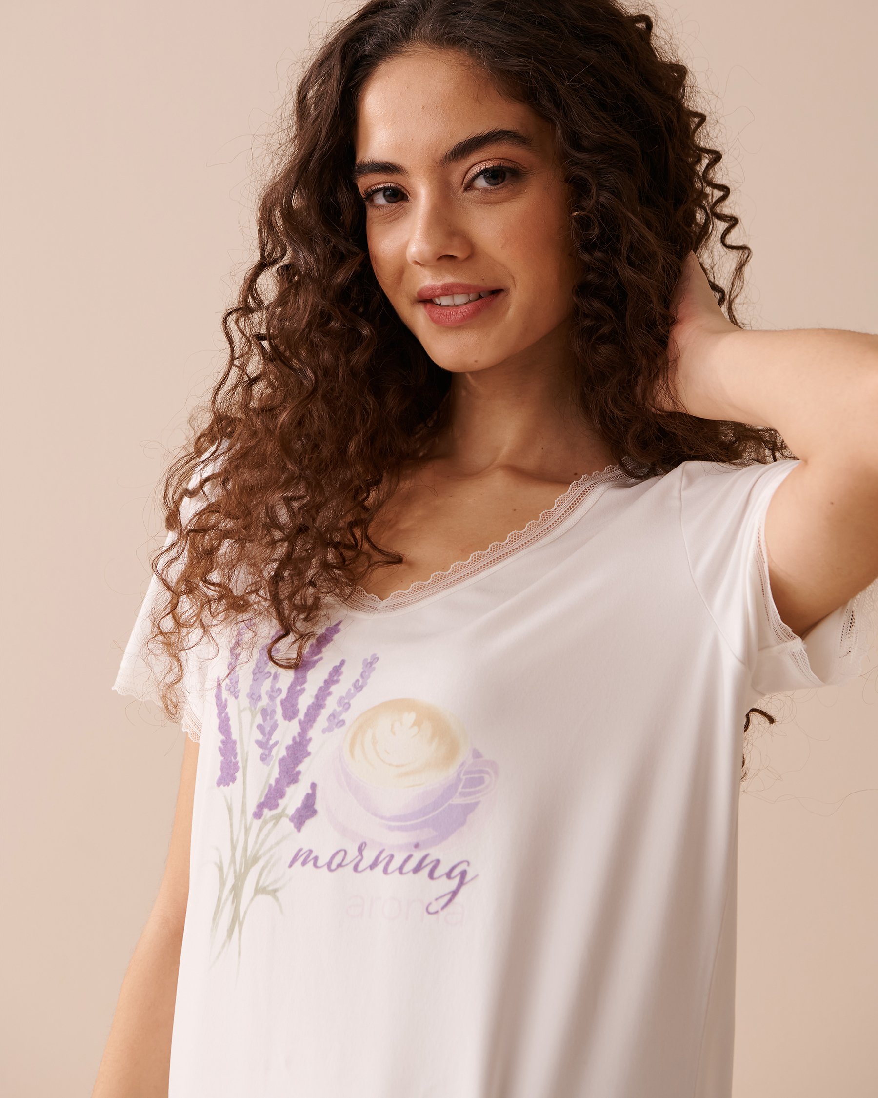 LA VIE EN ROSE T-shirt col en V ultra doux à imprimé café et lavande Blanc 40100566 - Voir3