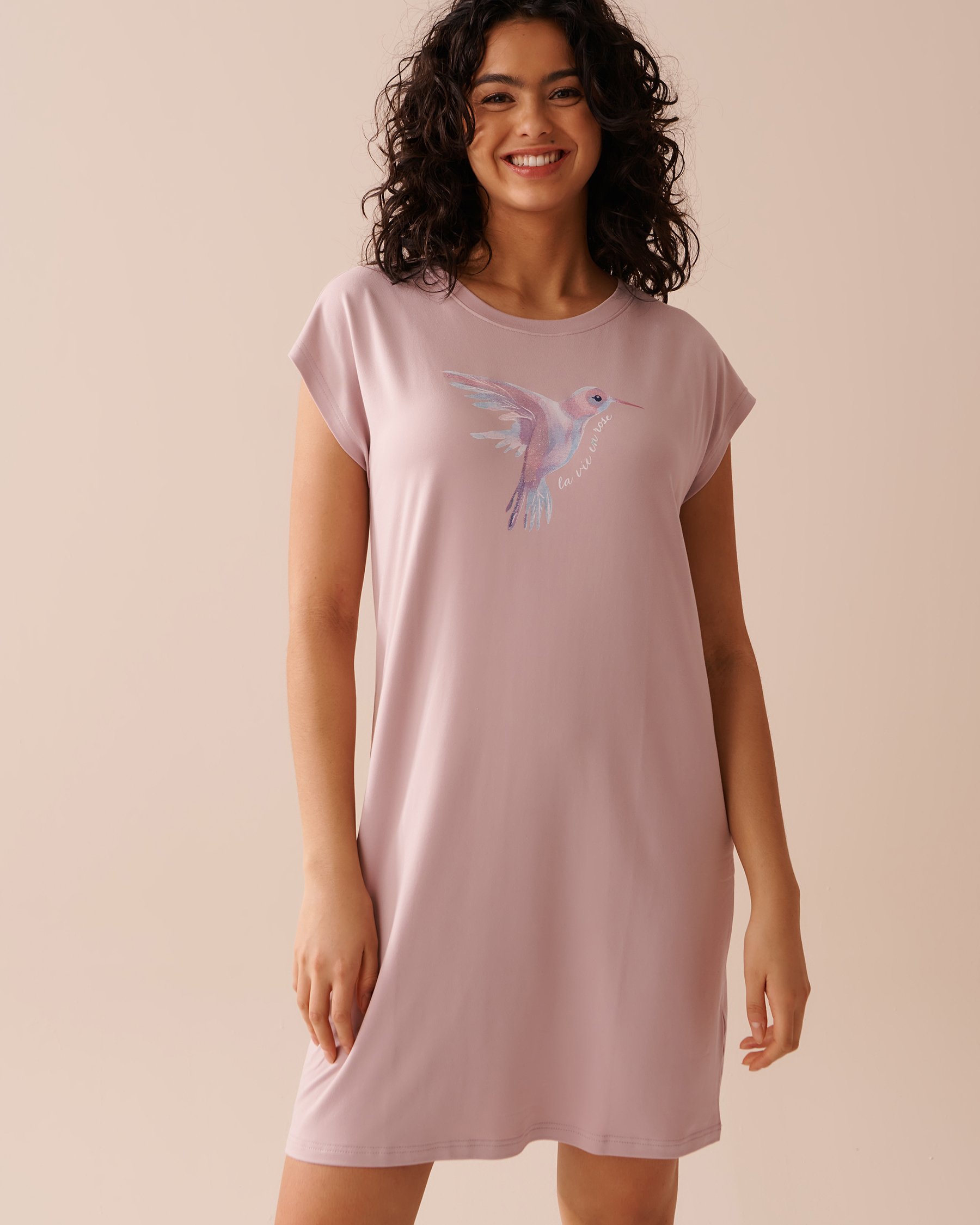LA VIE EN ROSE Chemise de nuit ultra douce à imprimé colibri Rose poudré 40500341 - Voir1