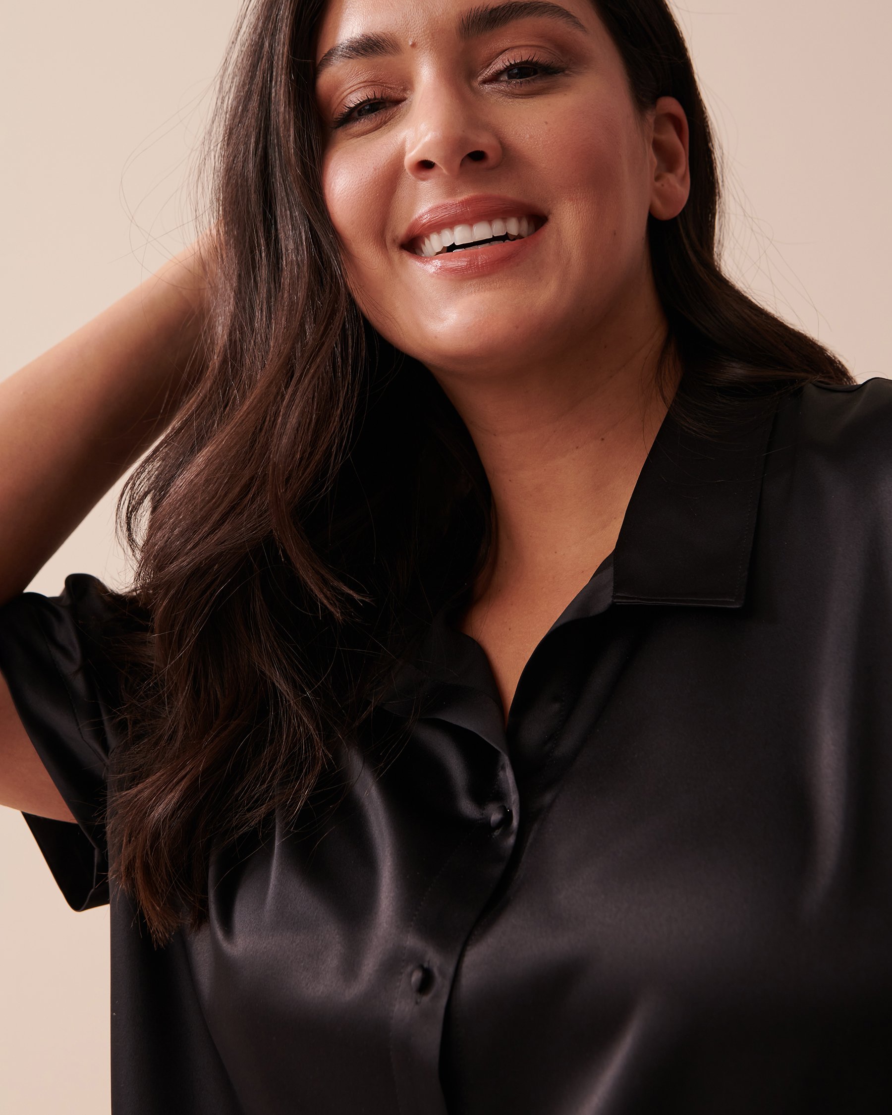 LA VIE EN ROSE Satin Button-down Short Sleeve Shirt Black 50100084 - View2