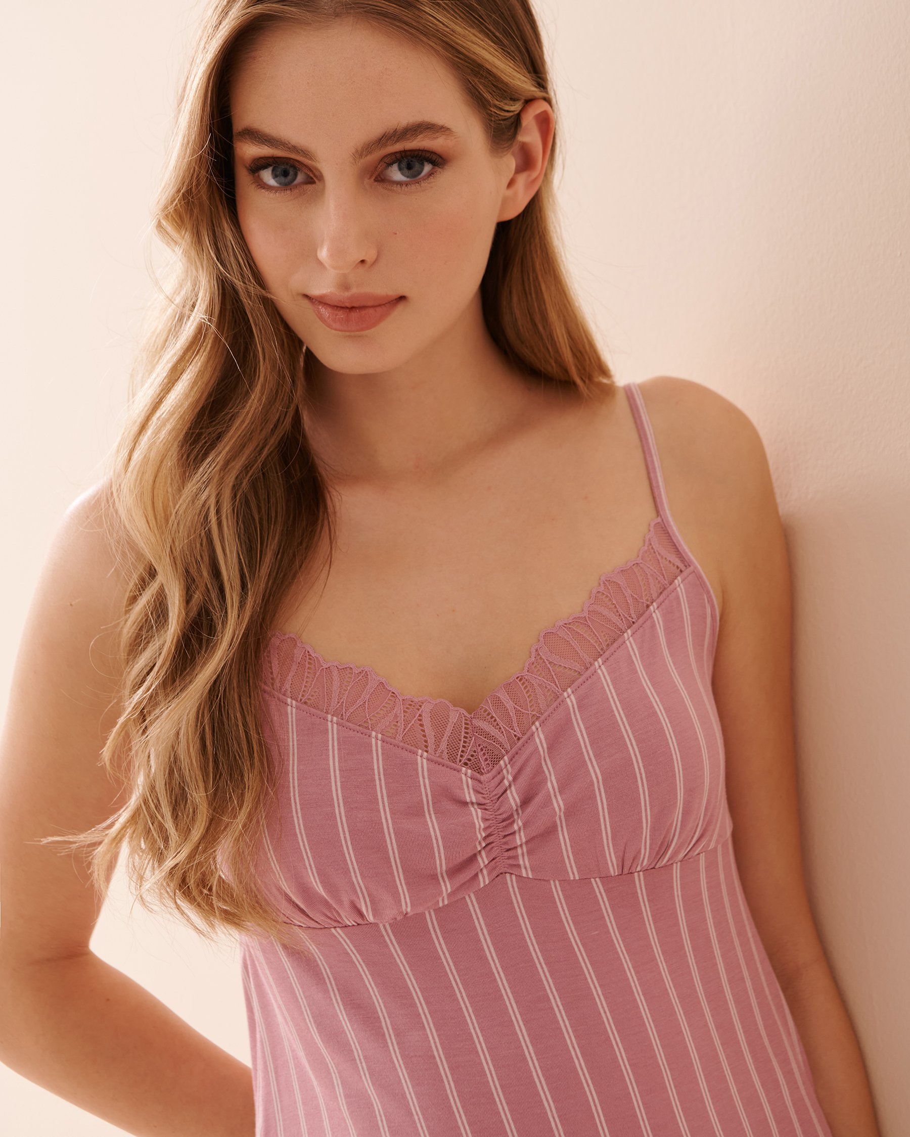 LA VIE EN ROSE Camisole bordure de dentelle en jersey doux Rayures roses 40100568 - View3