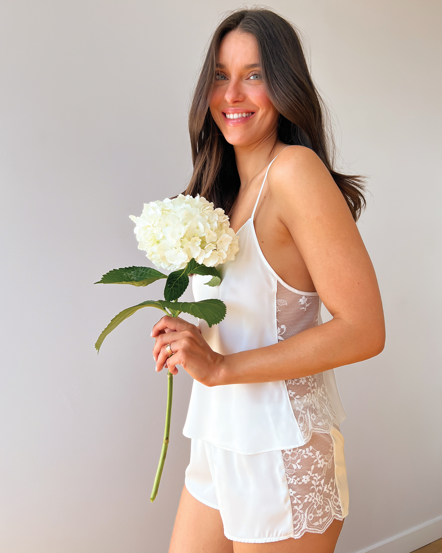 LA VIE EN ROSE Satin and Lace Shorts White 60200093 - View5
