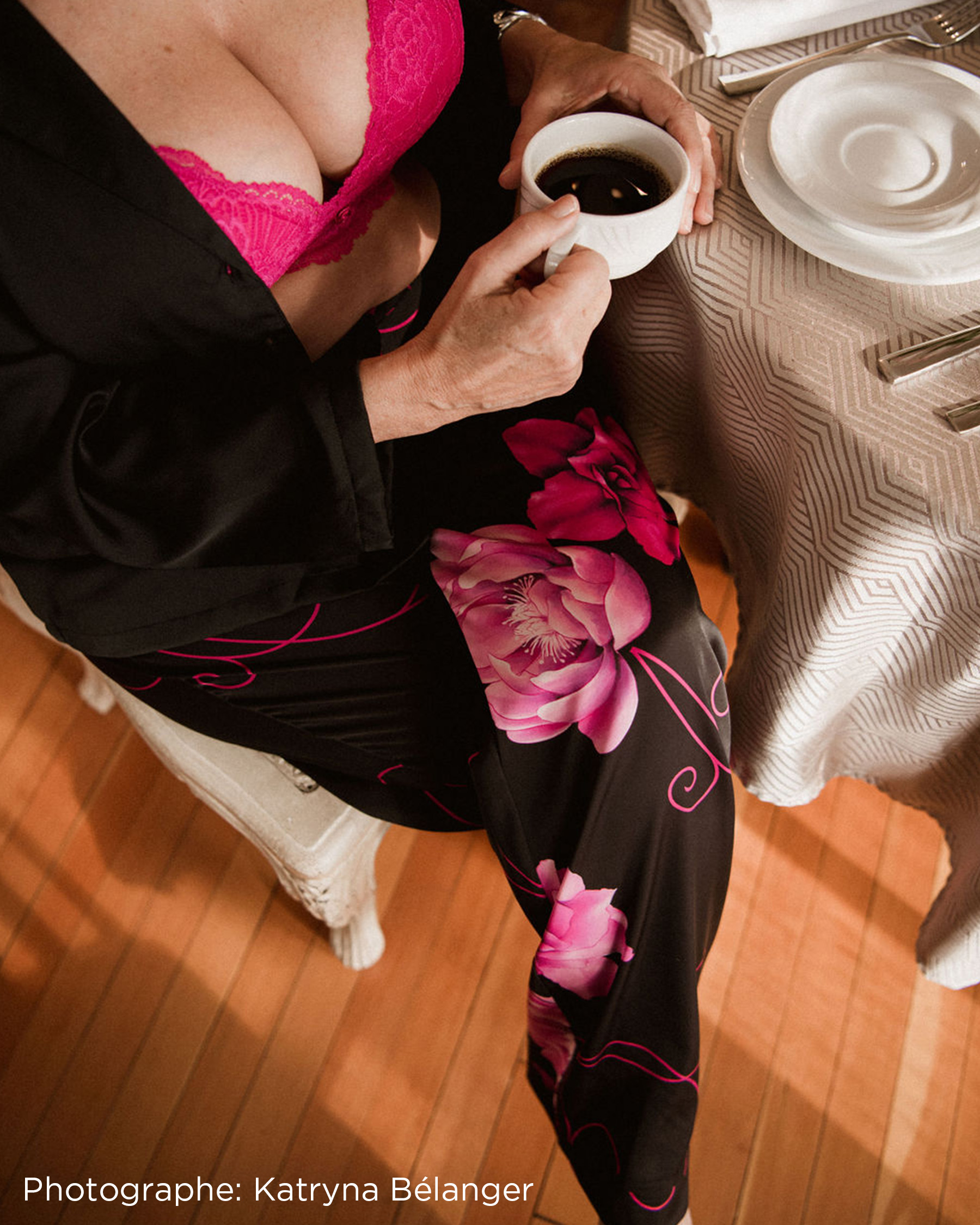 LA VIE EN ROSE Pantalon en satin Pivoines audacieuses 60200083 - Voir3