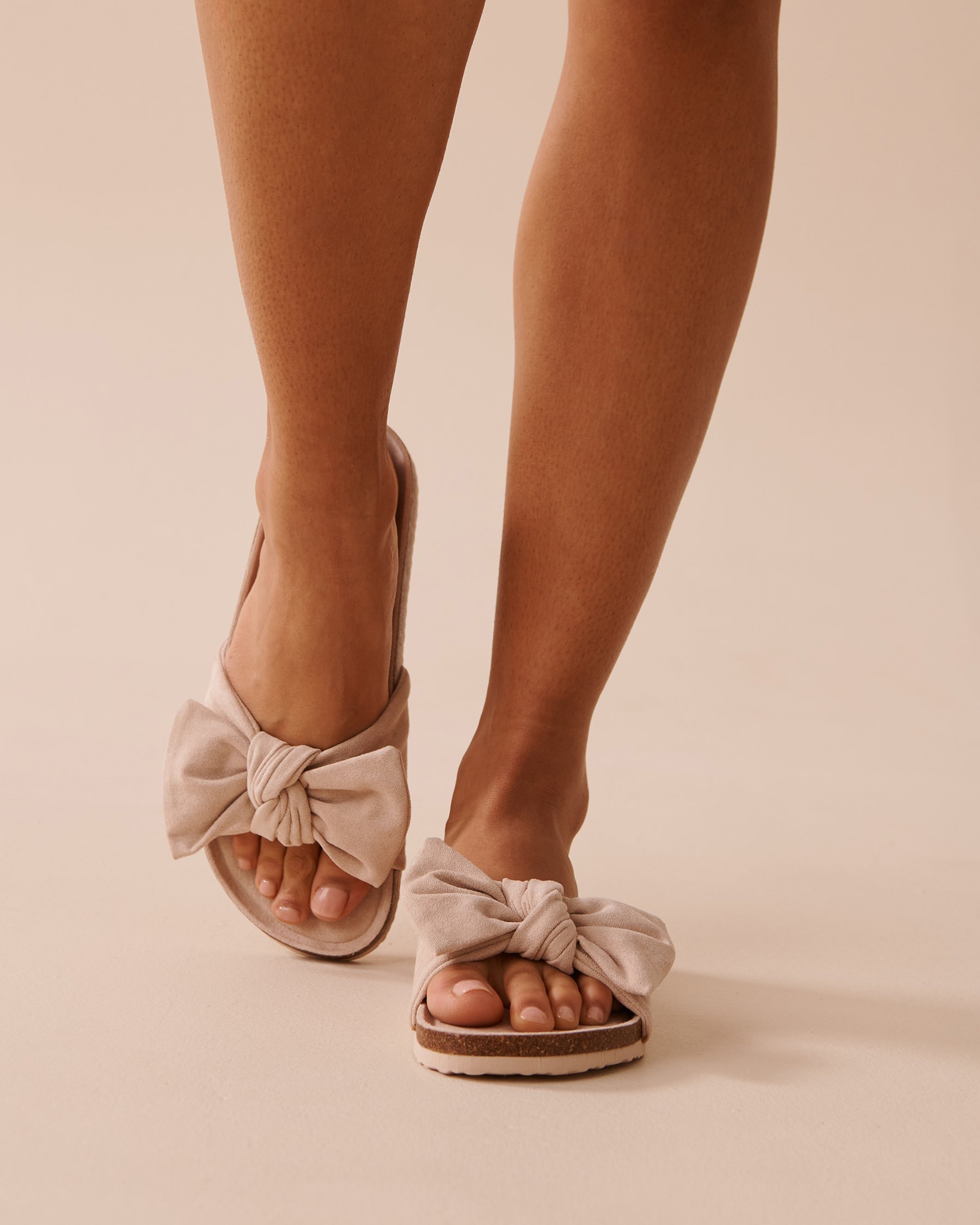 LA VIE EN ROSE Pantoufles ouvertes en suède Beige 40700323 - Voir1