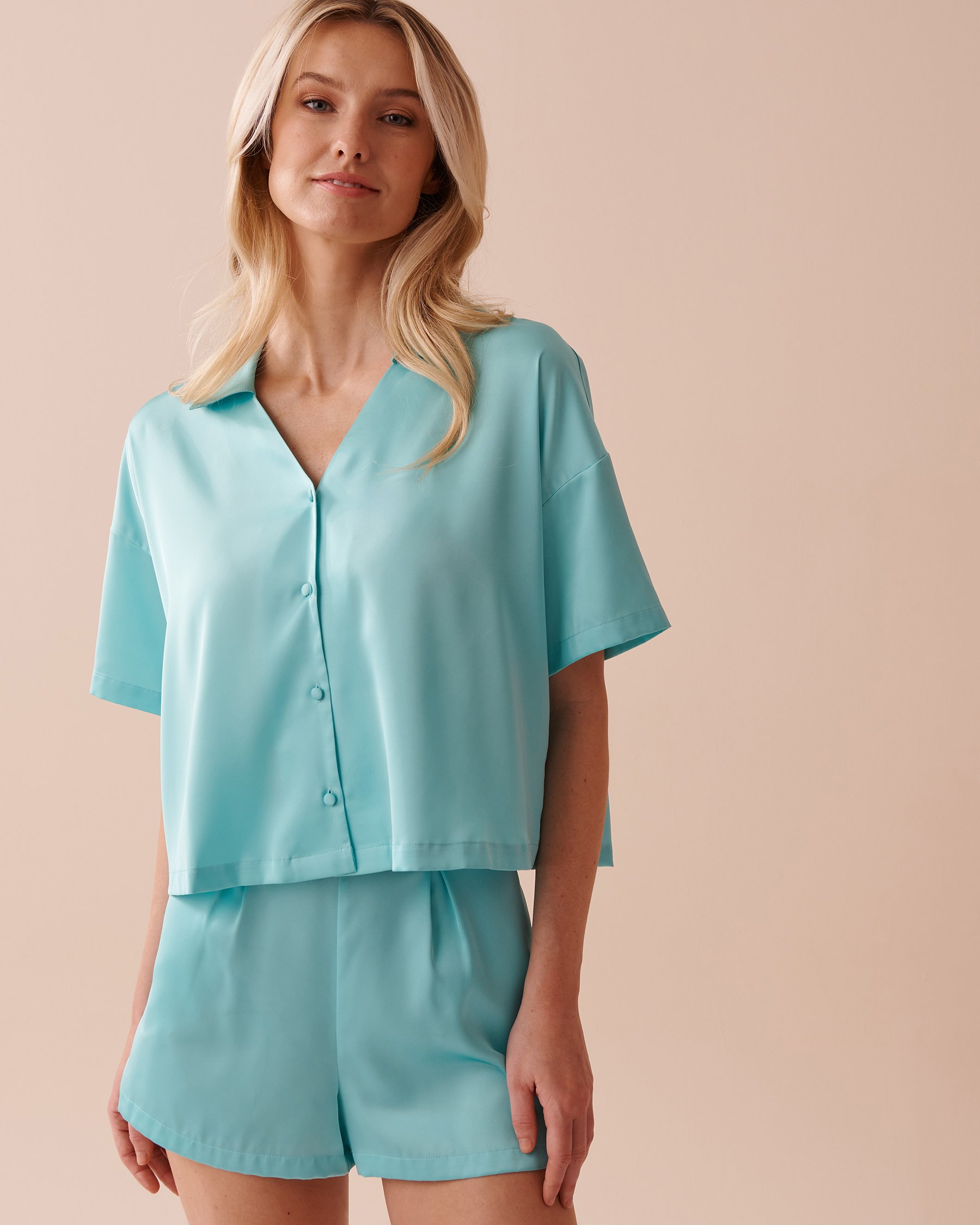 LA VIE EN ROSE Chemisier court en satin Slush framboise bleue 60100104 - Voir1