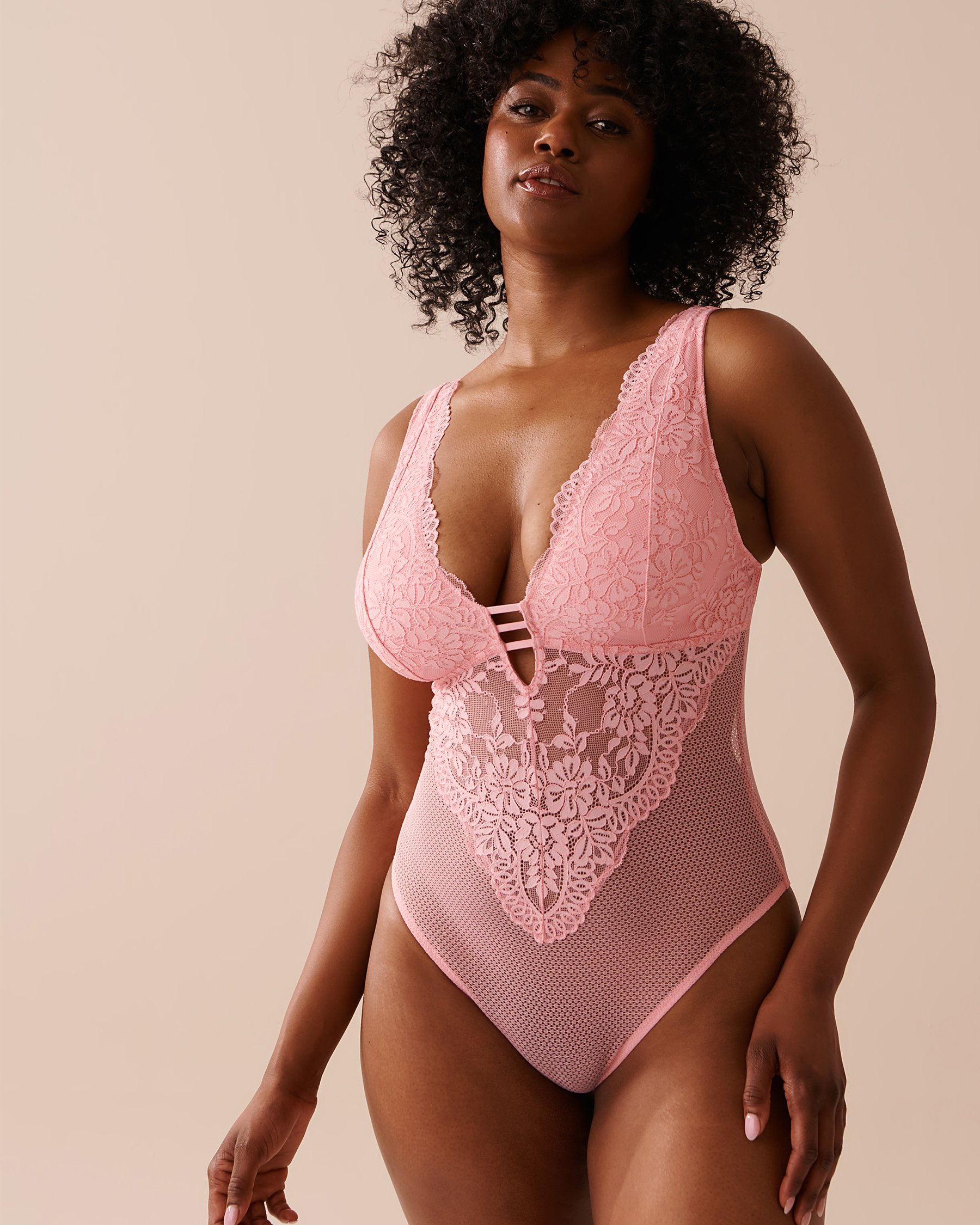 LA VIE EN ROSE Combiné plongeant en résille et dentelle brodée Rose bonbon 60300082 - Voir1
