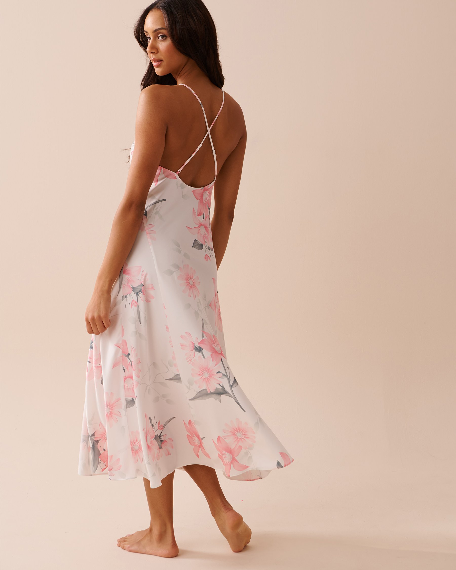 LA VIE EN ROSE Nuisette longue en satin à fleurs roses Jardin d'été 60500142 - Voir2