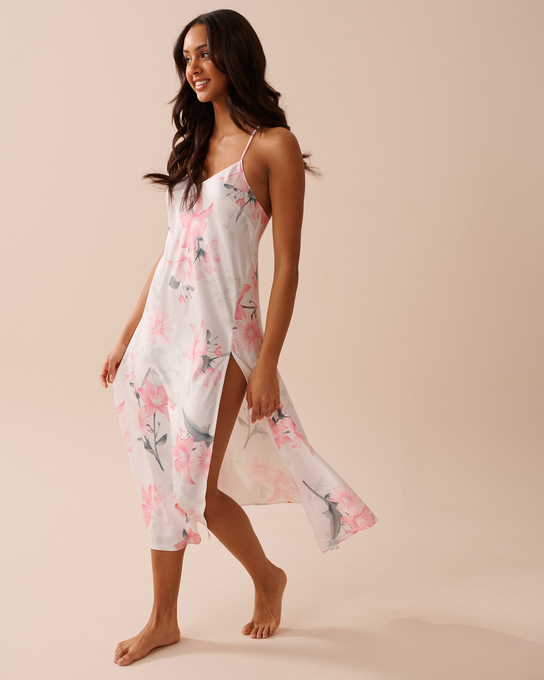 LA VIE EN ROSE Nuisette longue en satin à fleurs roses Jardin d'été 60500142 - Voir5