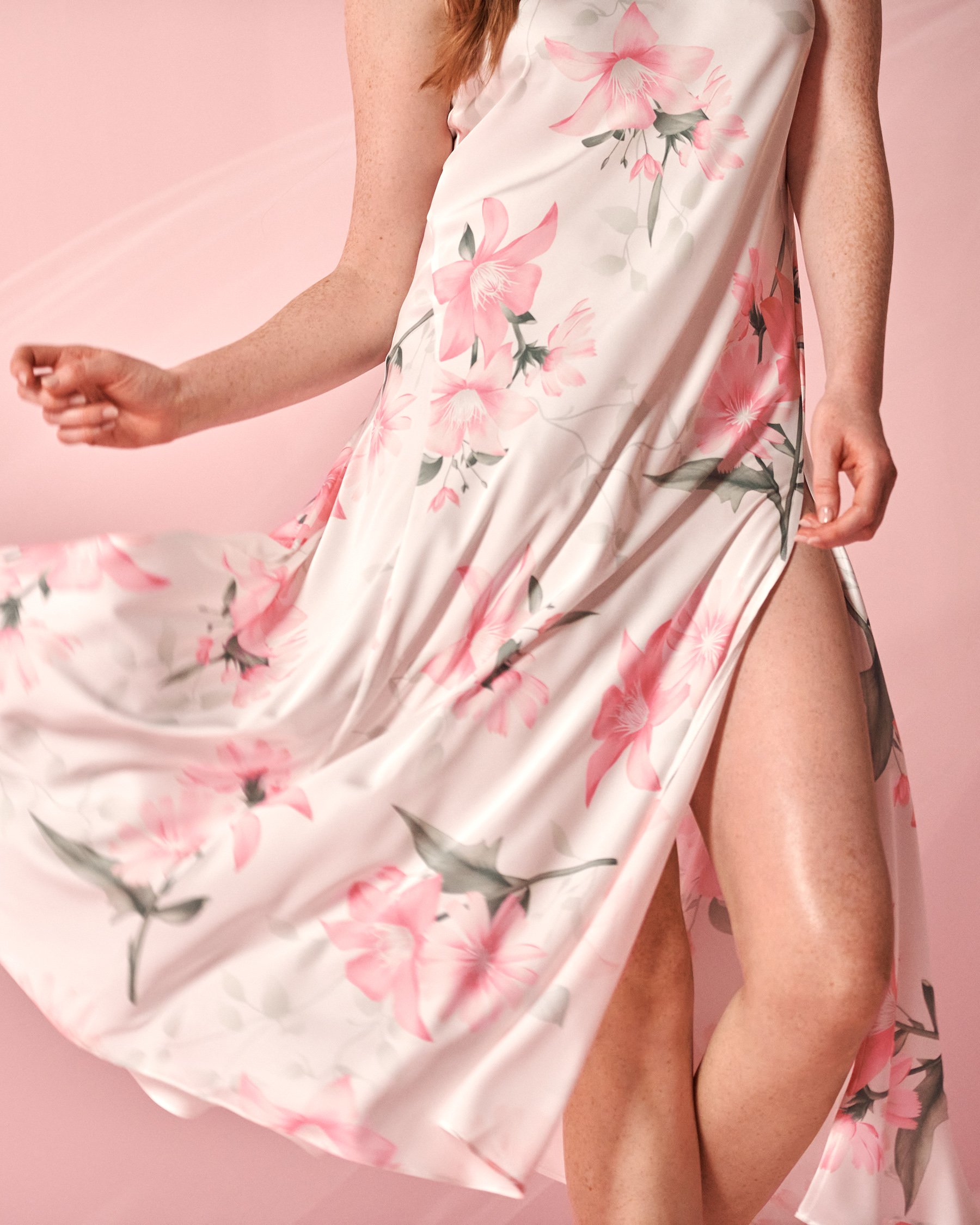 LA VIE EN ROSE Nuisette longue en satin à fleurs roses Jardin d'été 60500142 - Voir1