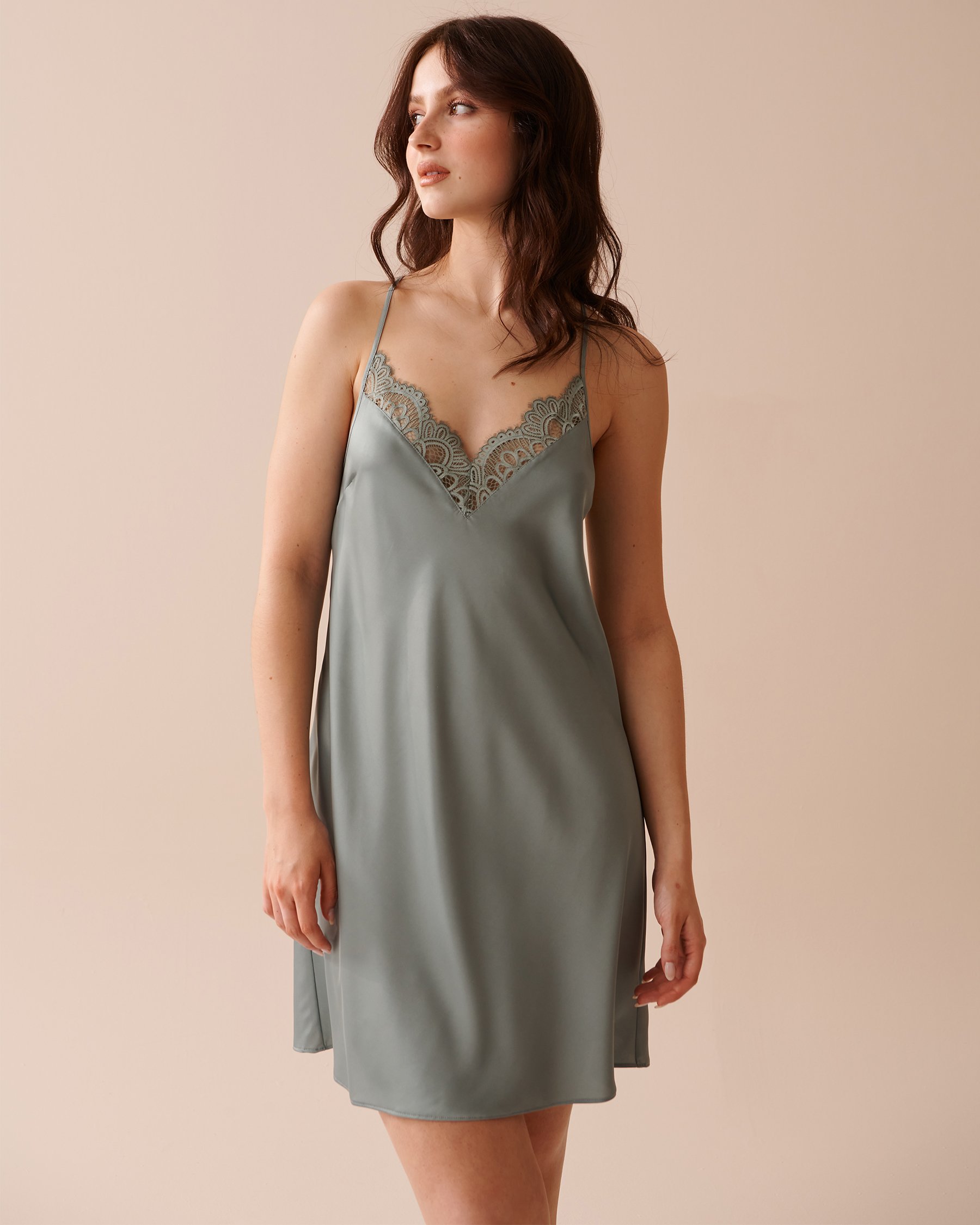 LA VIE EN ROSE Nuisette en satin bordure de dentelle Vert olive 60500143 - Voir3