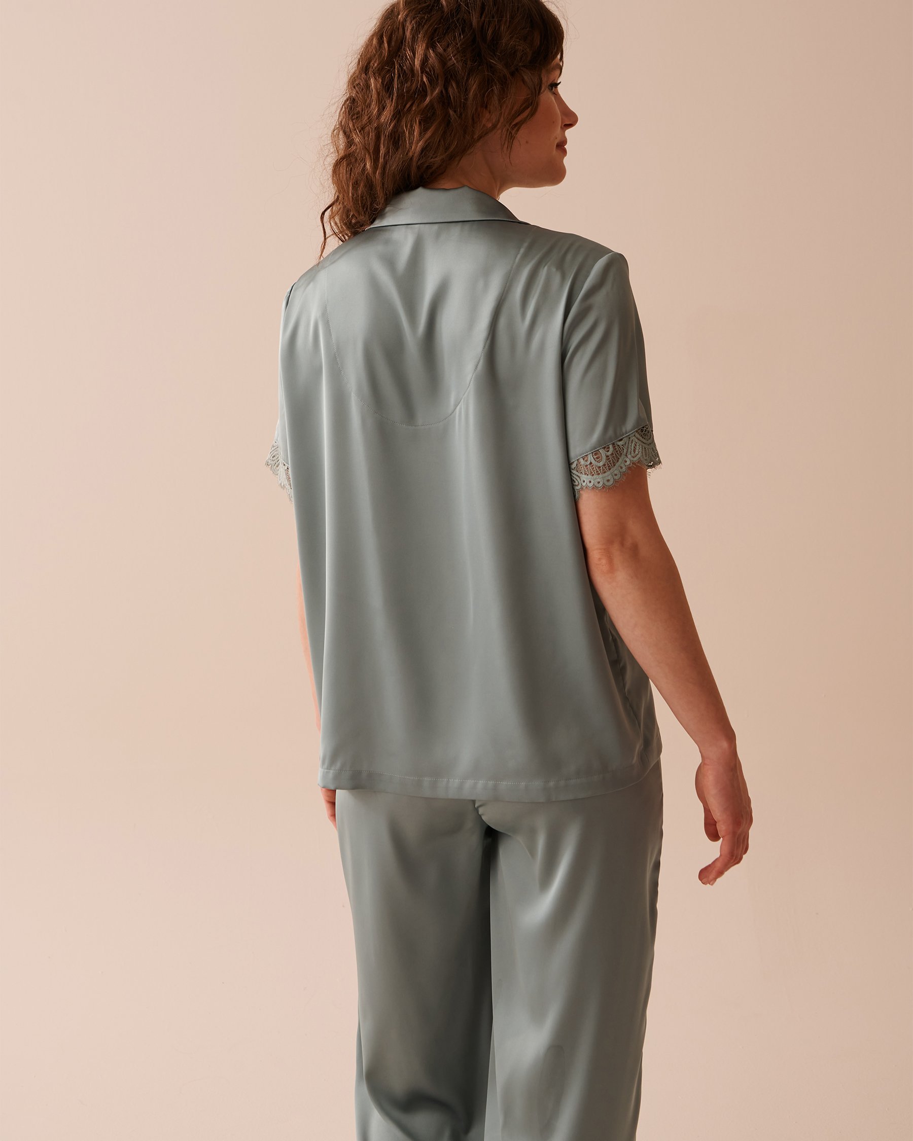 LA VIE EN ROSE Chemisier manches courtes en satin bordure de dentelle Vert olive 60100099 - View2