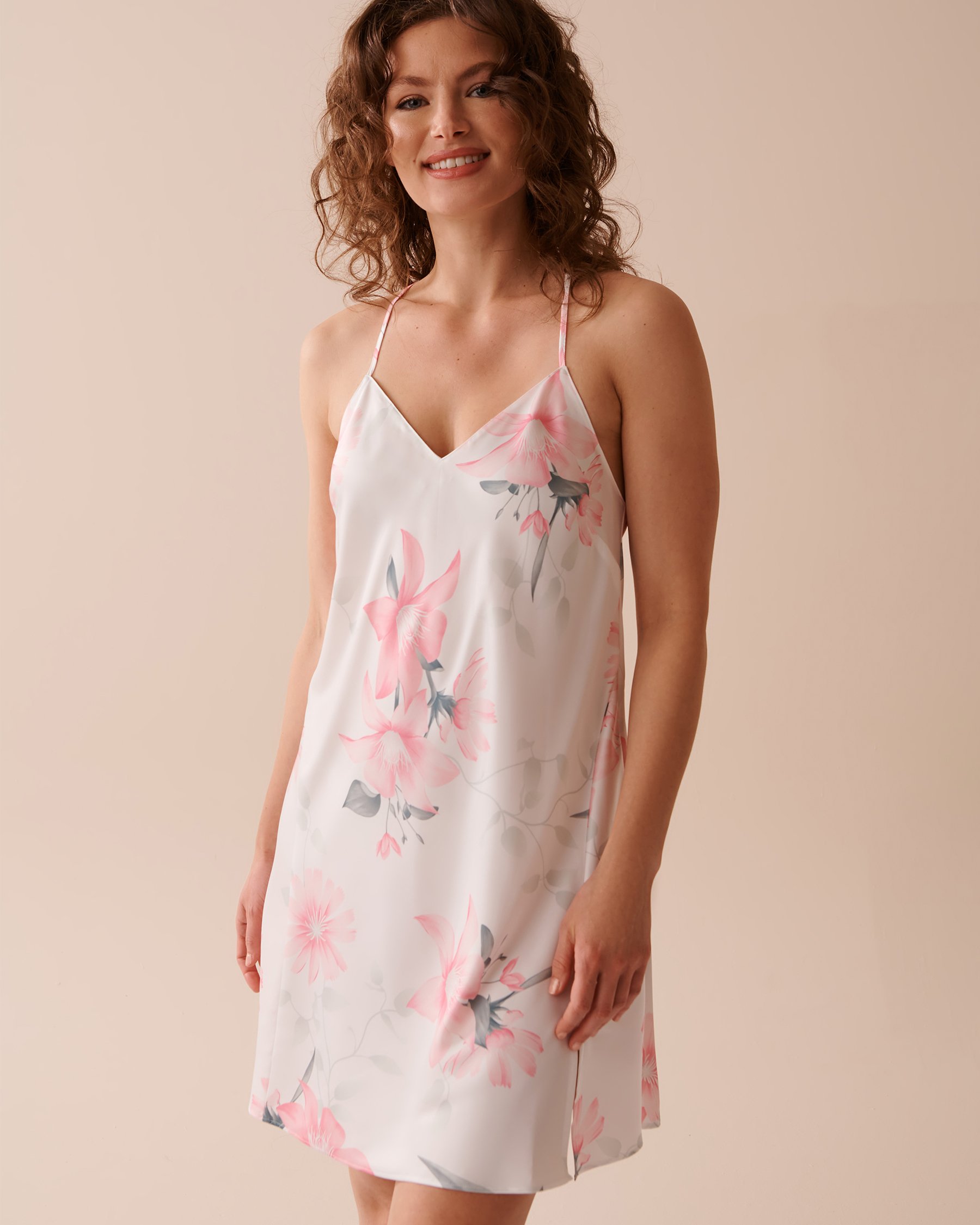 LA VIE EN ROSE Nuisette en satin à fleurs roses Jardin d'été 60500141 - Voir1