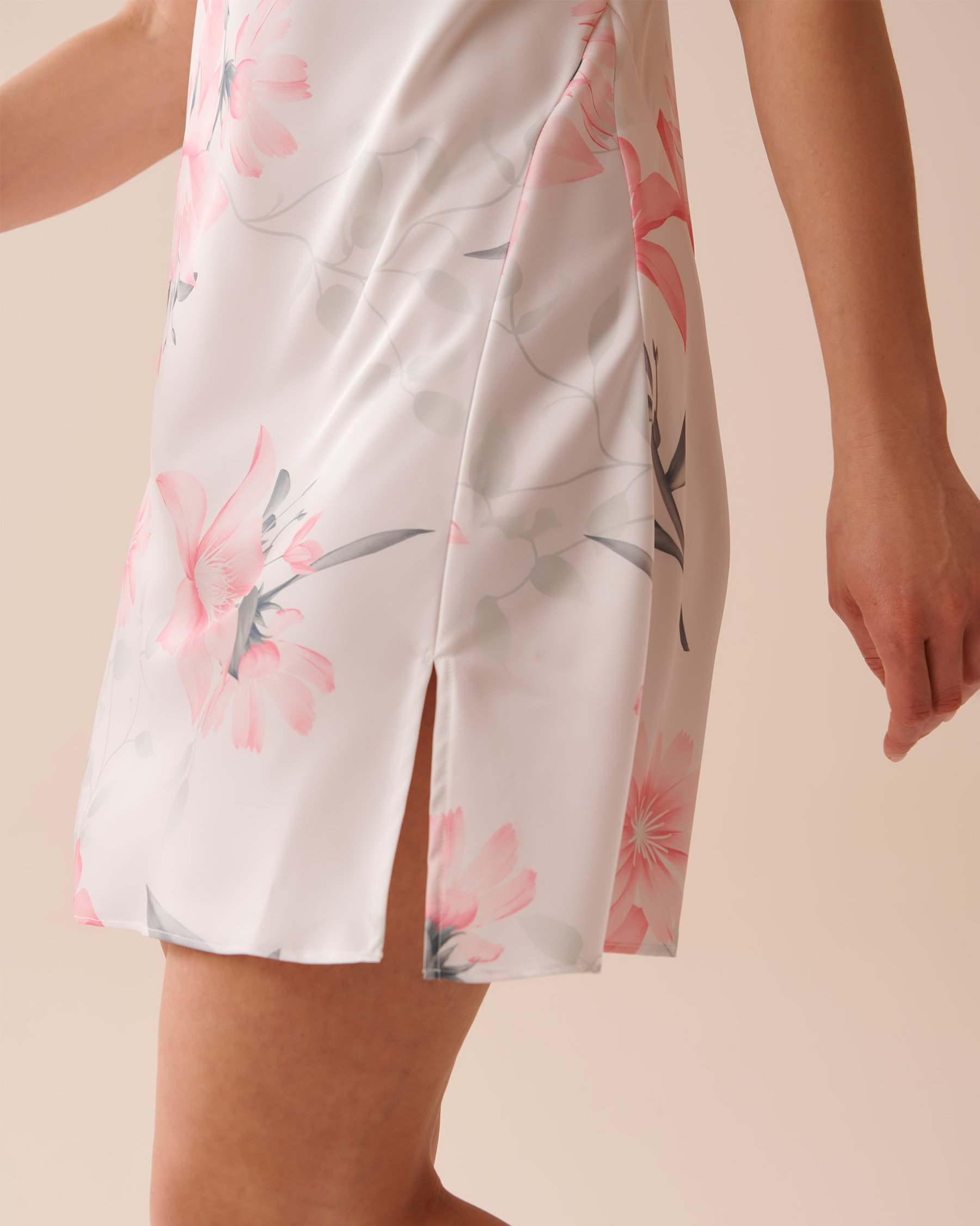 LA VIE EN ROSE Nuisette en satin à fleurs roses Jardin d'été 60500141 - Voir3