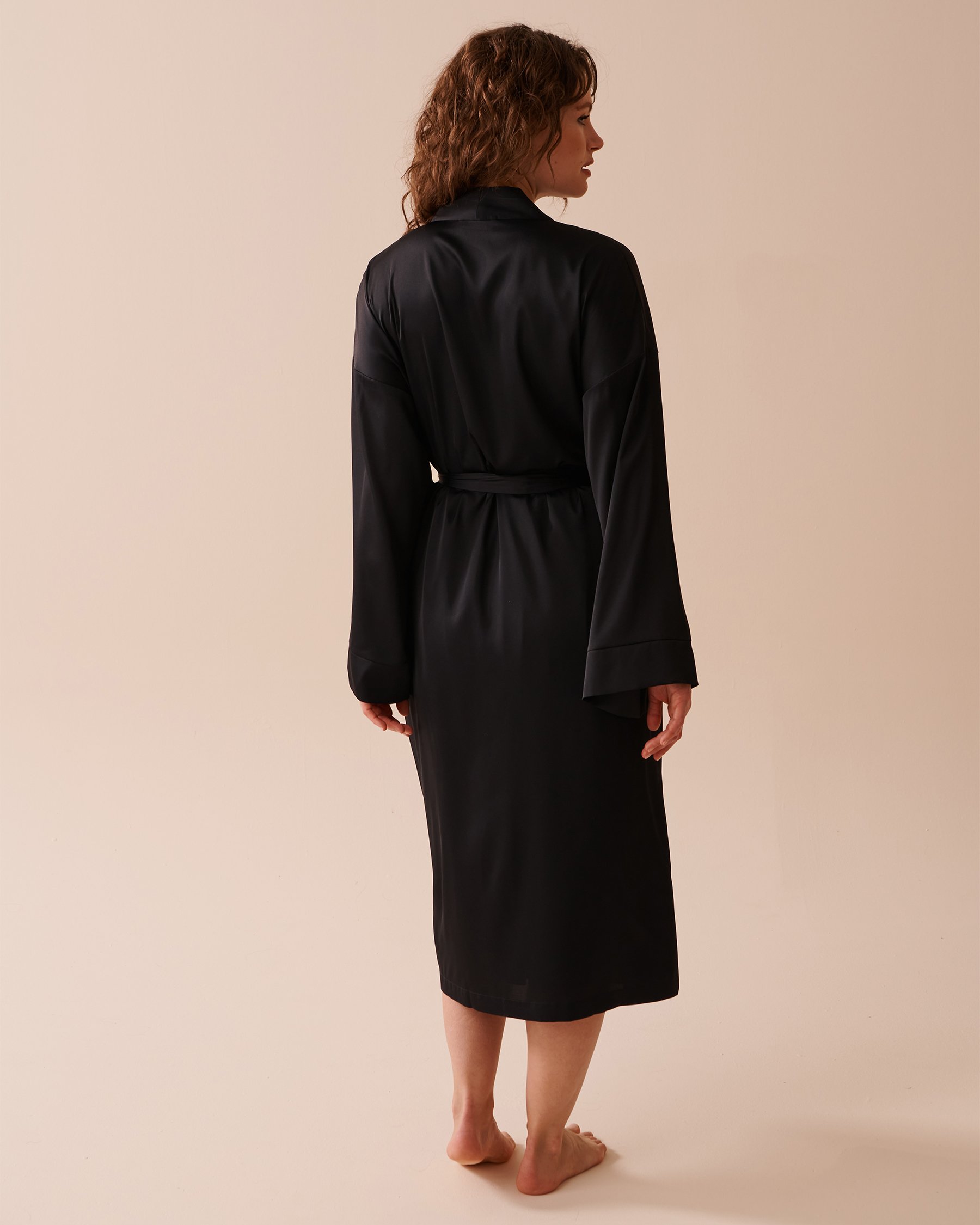 LA VIE EN ROSE Satin Kimono Black 60600077 - View2