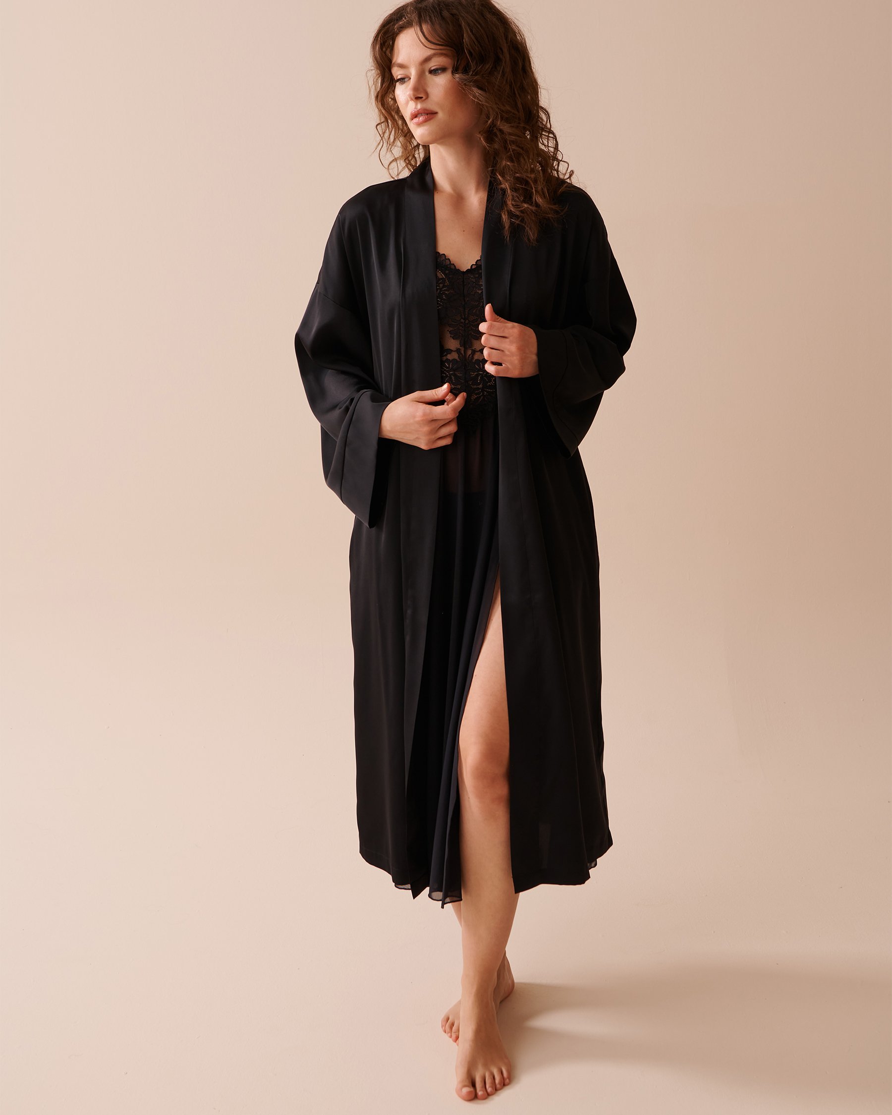 LA VIE EN ROSE Satin Kimono Black 60600077 - View4