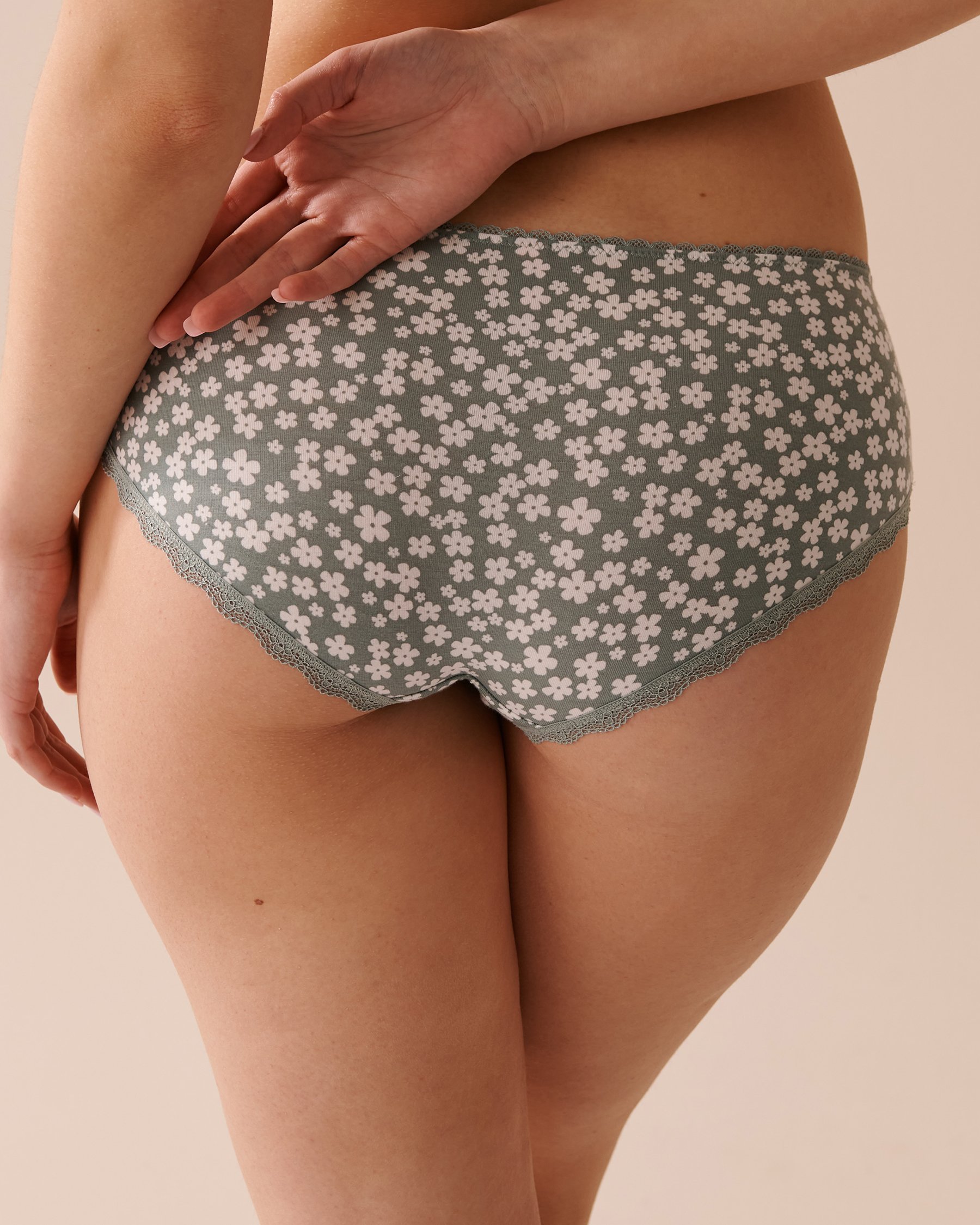 LA VIE EN ROSE Cotton and Lace Detail Hiphugger Panty Olive Green/Daisies 20100458 - View2