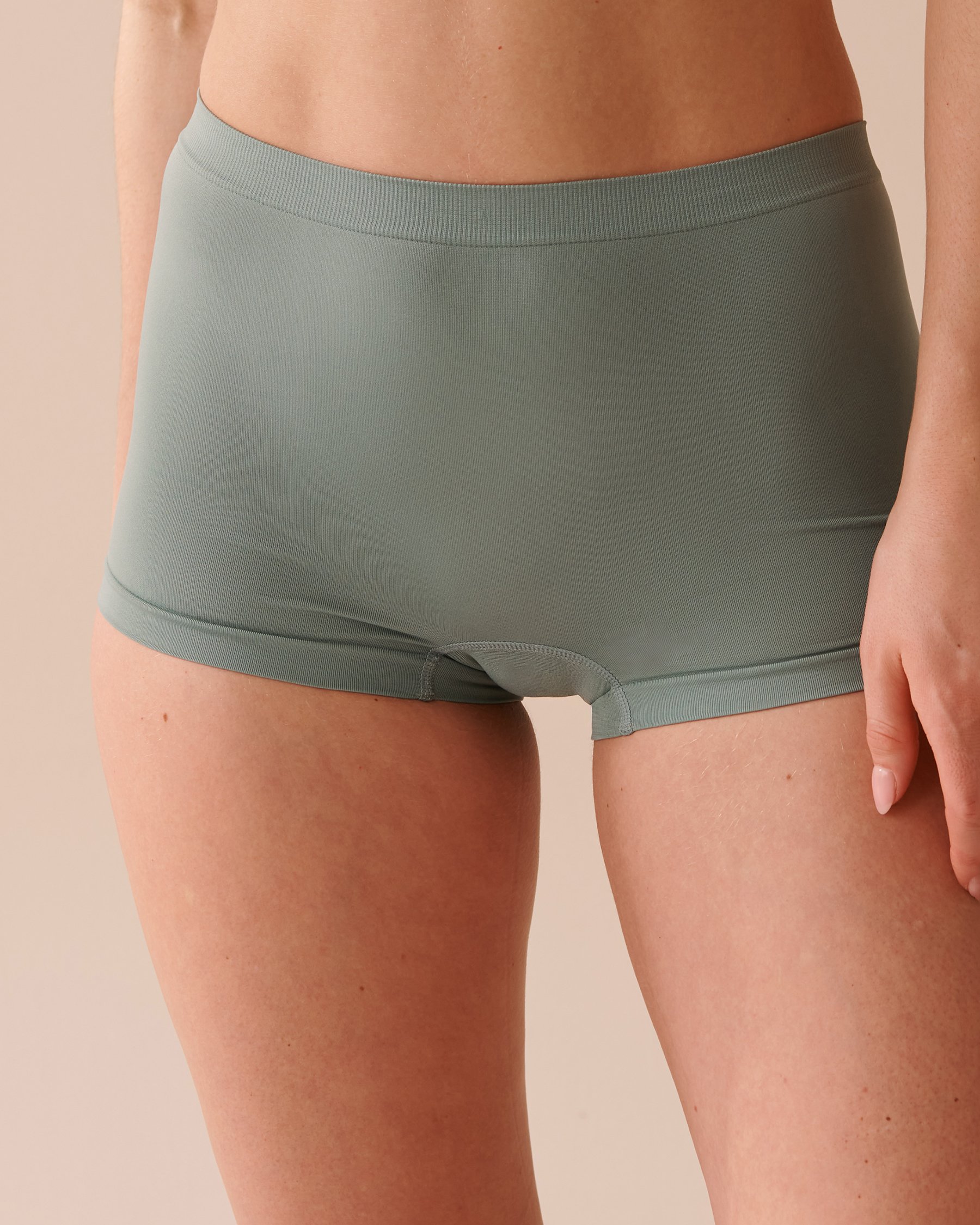 LA VIE EN ROSE Seamless Fabric Boyleg Panty Olive Green 20300311 - View1