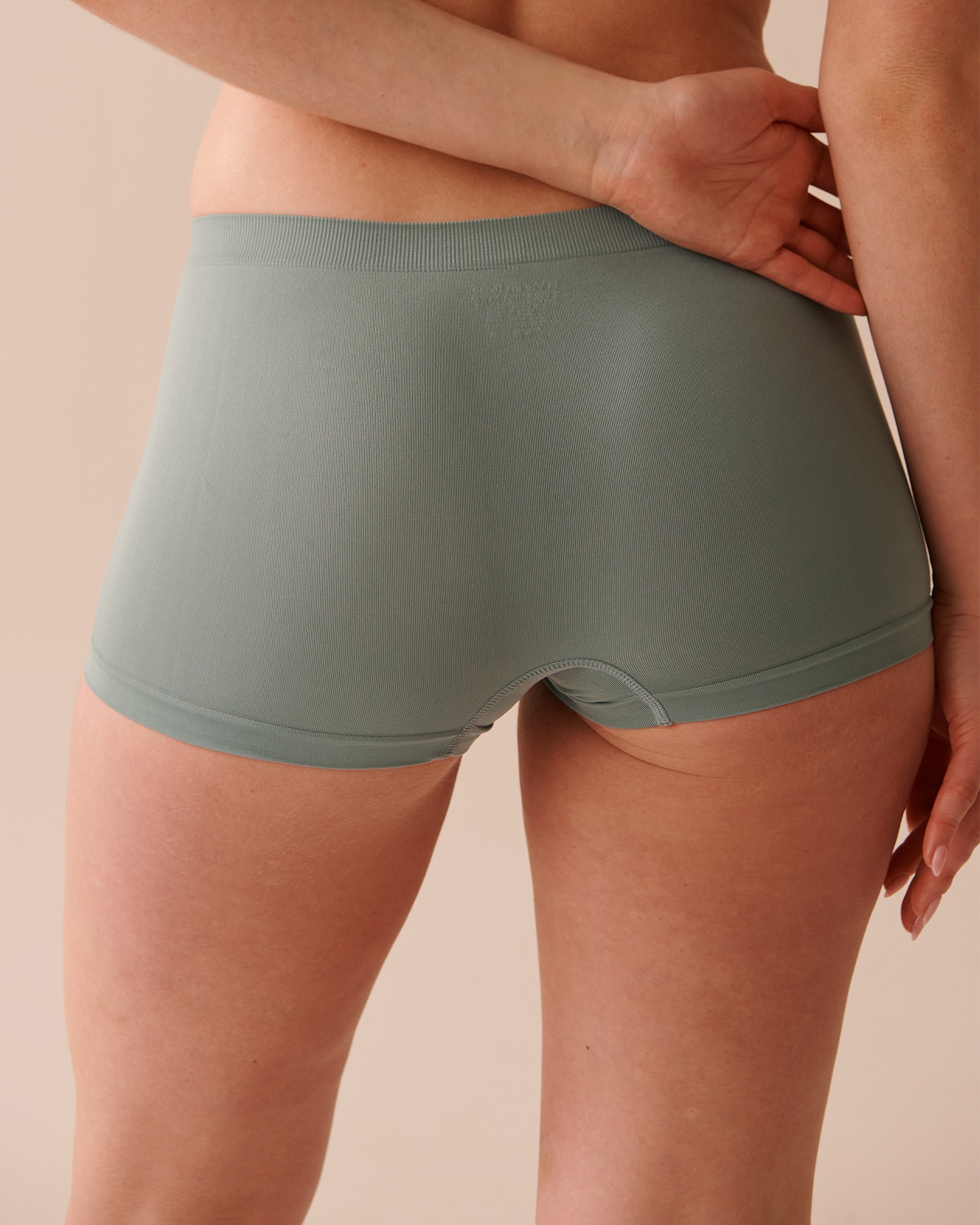 LA VIE EN ROSE Seamless Fabric Boyleg Panty Olive Green 20300311 - View2