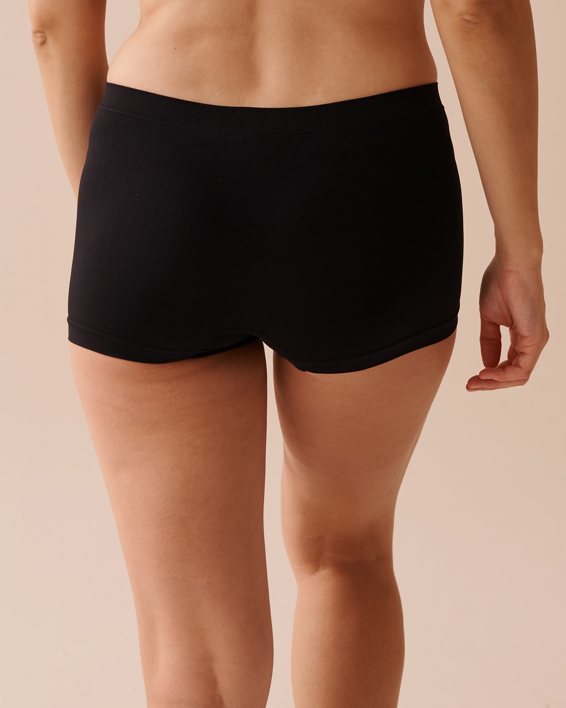 LA VIE EN ROSE Seamless Fabric Boyleg Panty Black 20300311 - View2