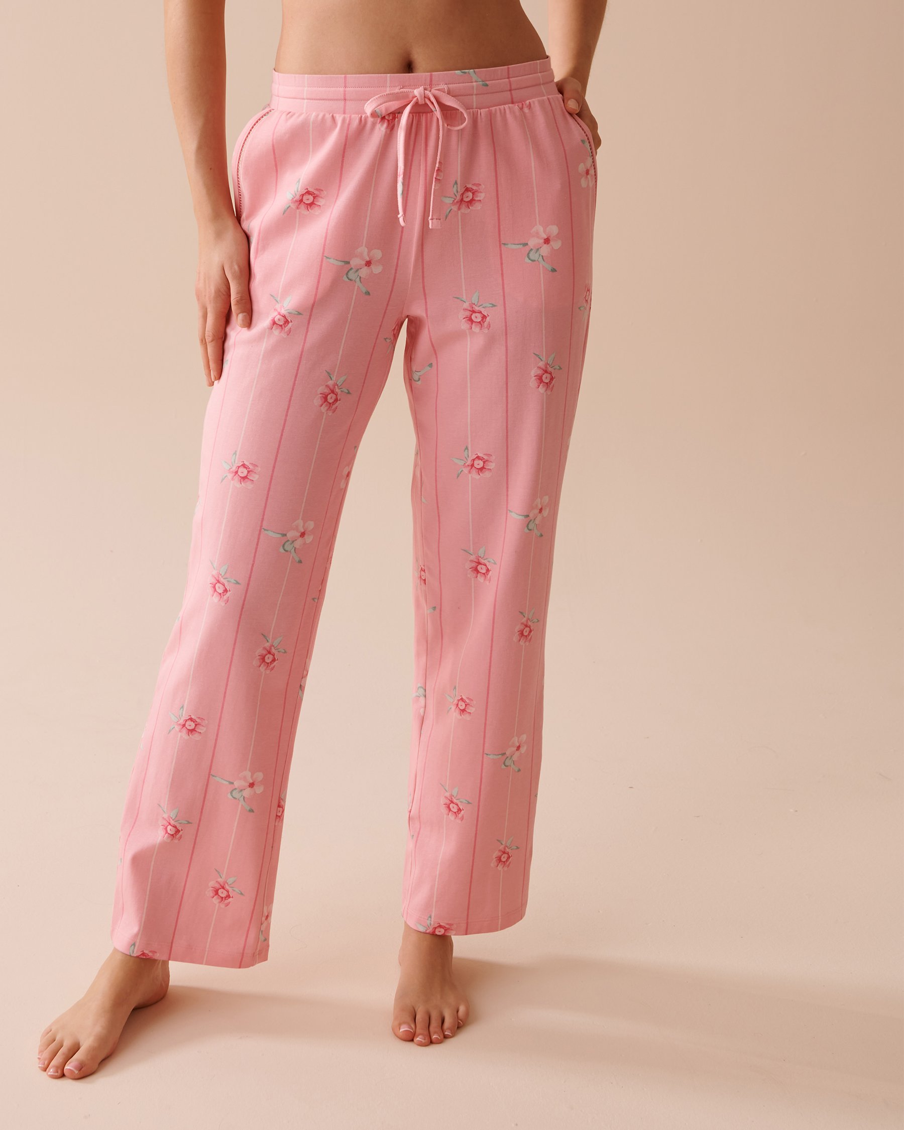 LA VIE EN ROSE Pantalon de pyjama en coton à fleurs roses Fleurs et rayures roses 40200573 - Voir1