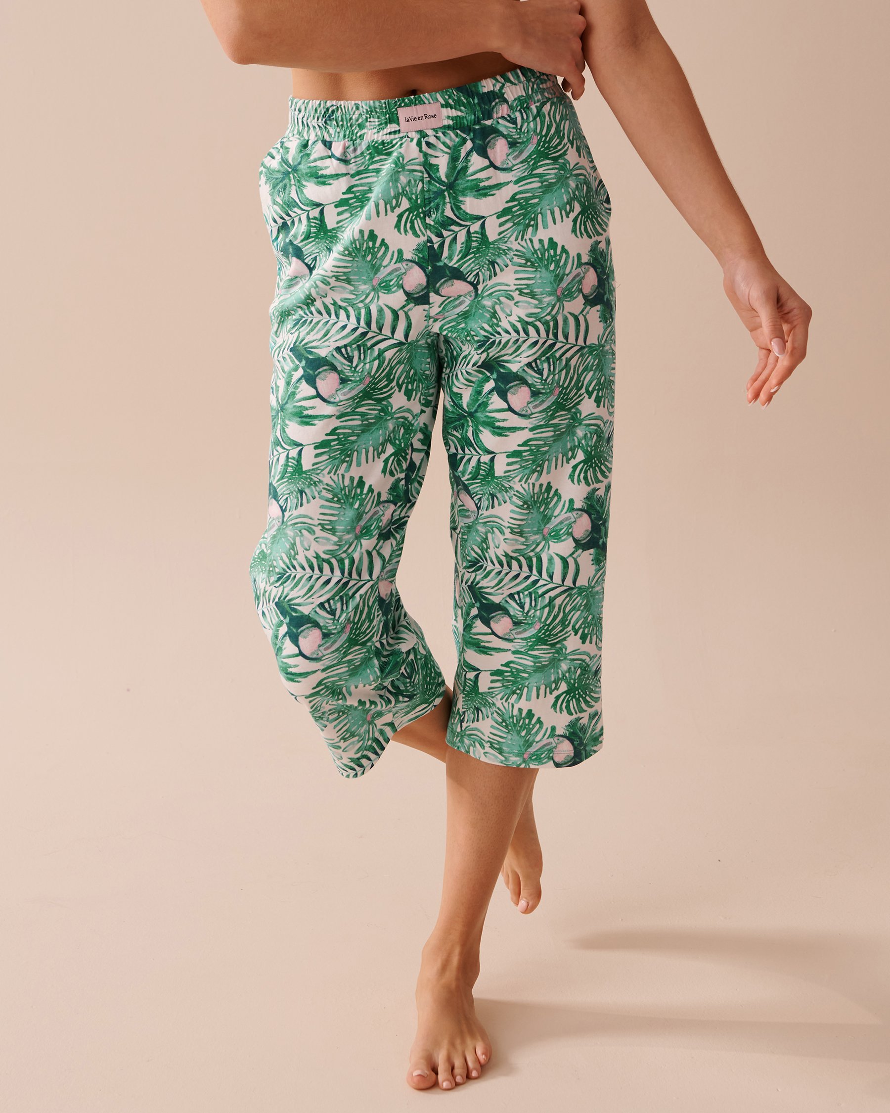 LA VIE EN ROSE Tropical Print Cotton Straight Leg Capris Tropical Toucan 40200575 - View1