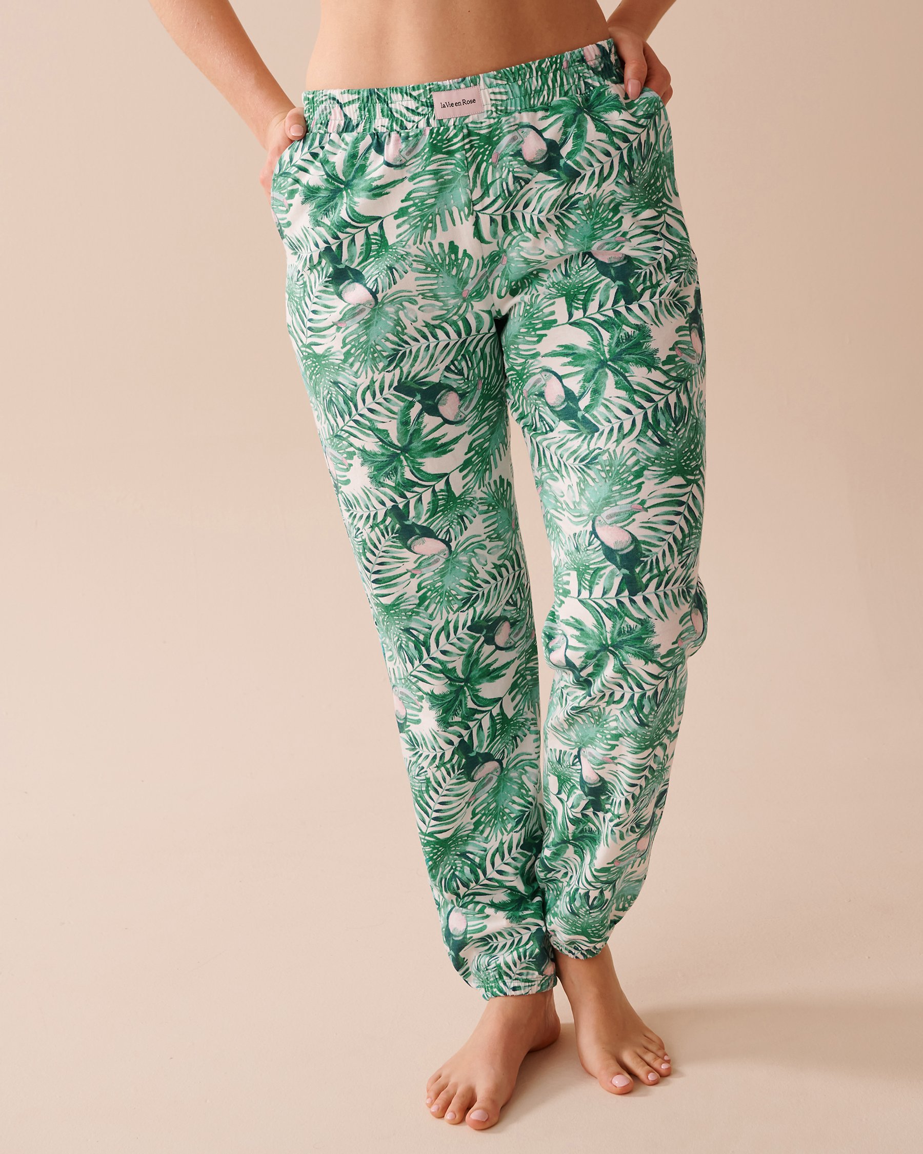 LA VIE EN ROSE Pantalon de pyjama jogger en coton à imprimé tropical Toucan tropical 40200576 - Voir1