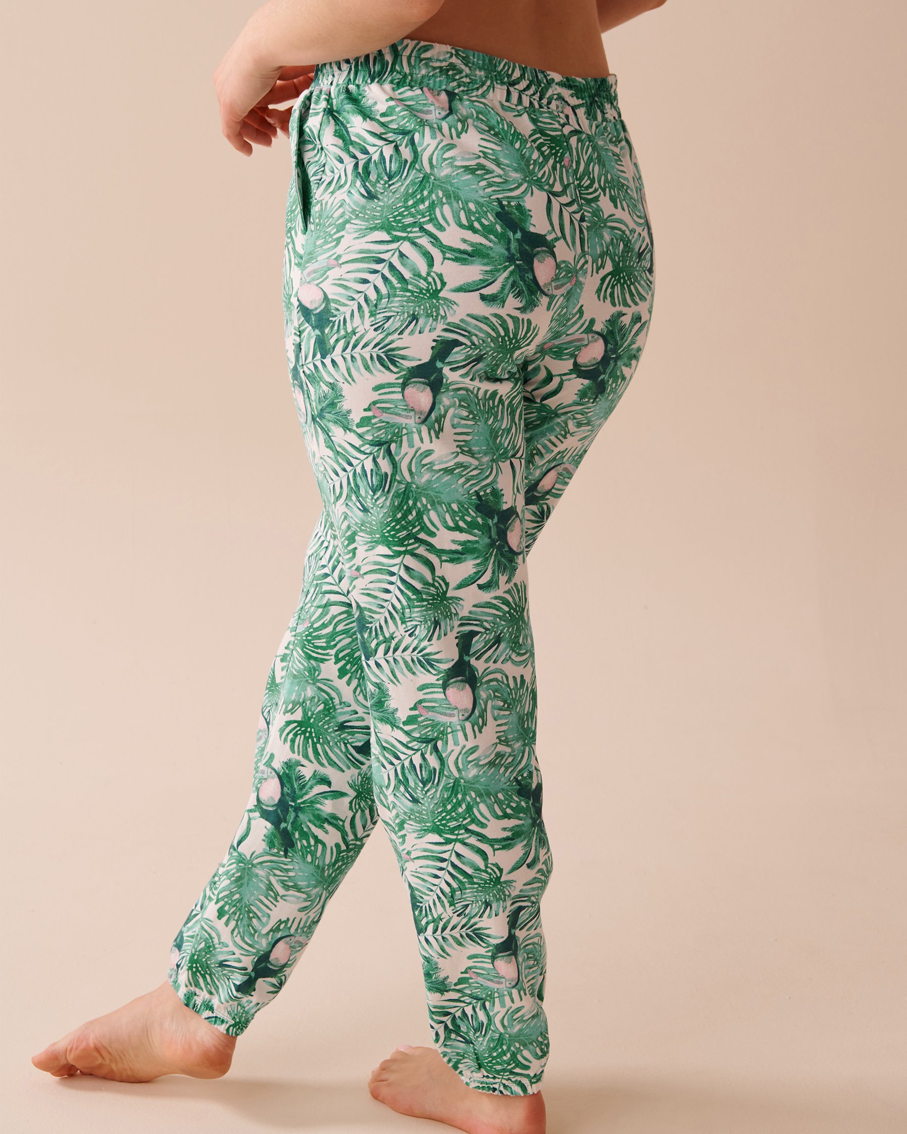 LA VIE EN ROSE Pantalon de pyjama jogger en coton à imprimé tropical Toucan tropical 40200576 - Voir2