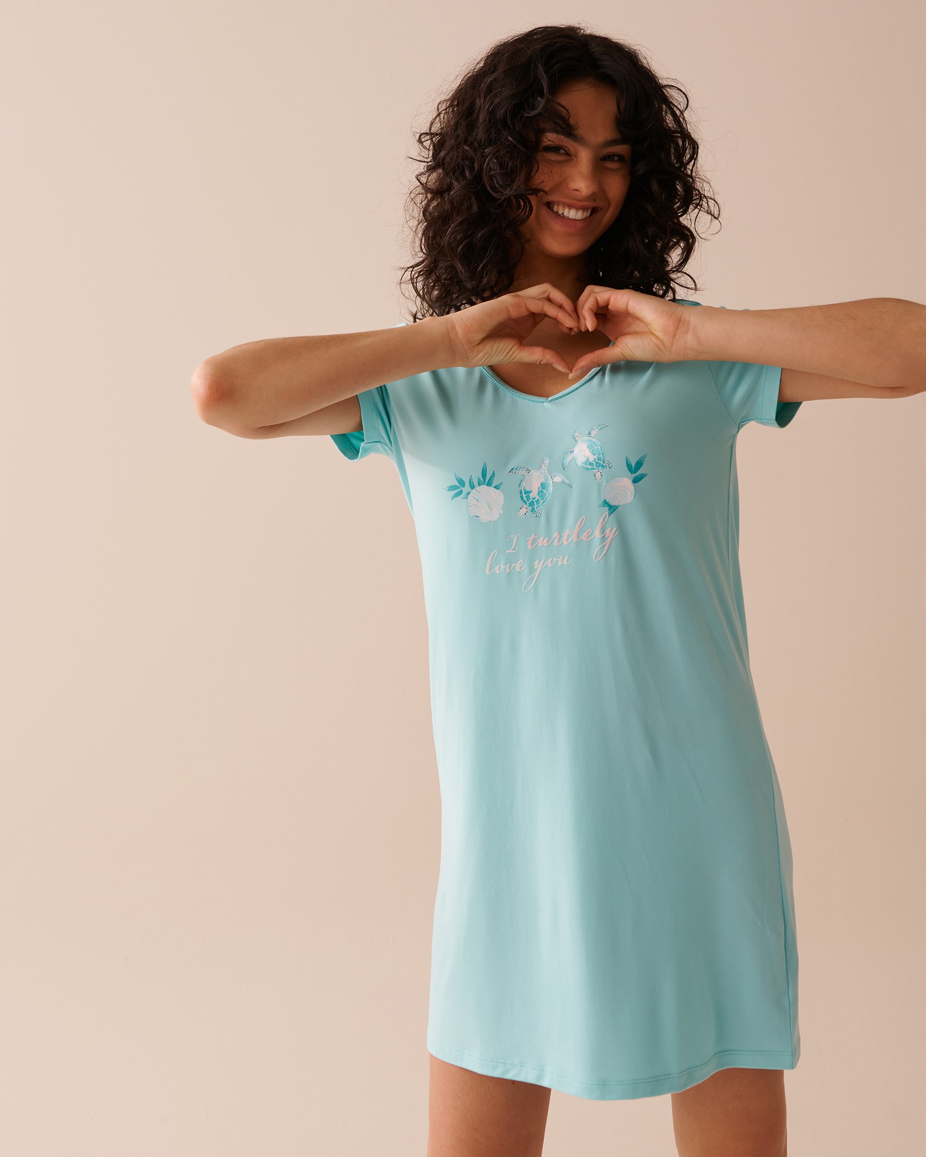LA VIE EN ROSE Chemise de nuit manches courtes ultra douce à imprimé tortue Slush framboise bleue 40500355 - Voir1