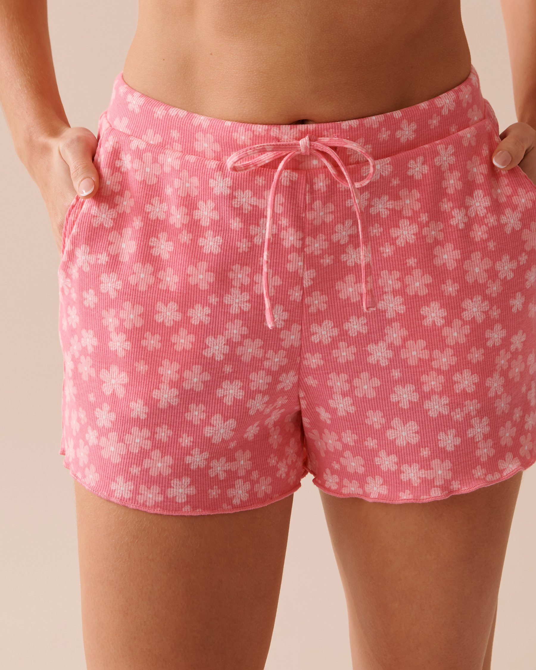 LA VIE EN ROSE Short de pyjama côtelé bordures frisons Jardin de fleurs roses 40200577 - Voir1