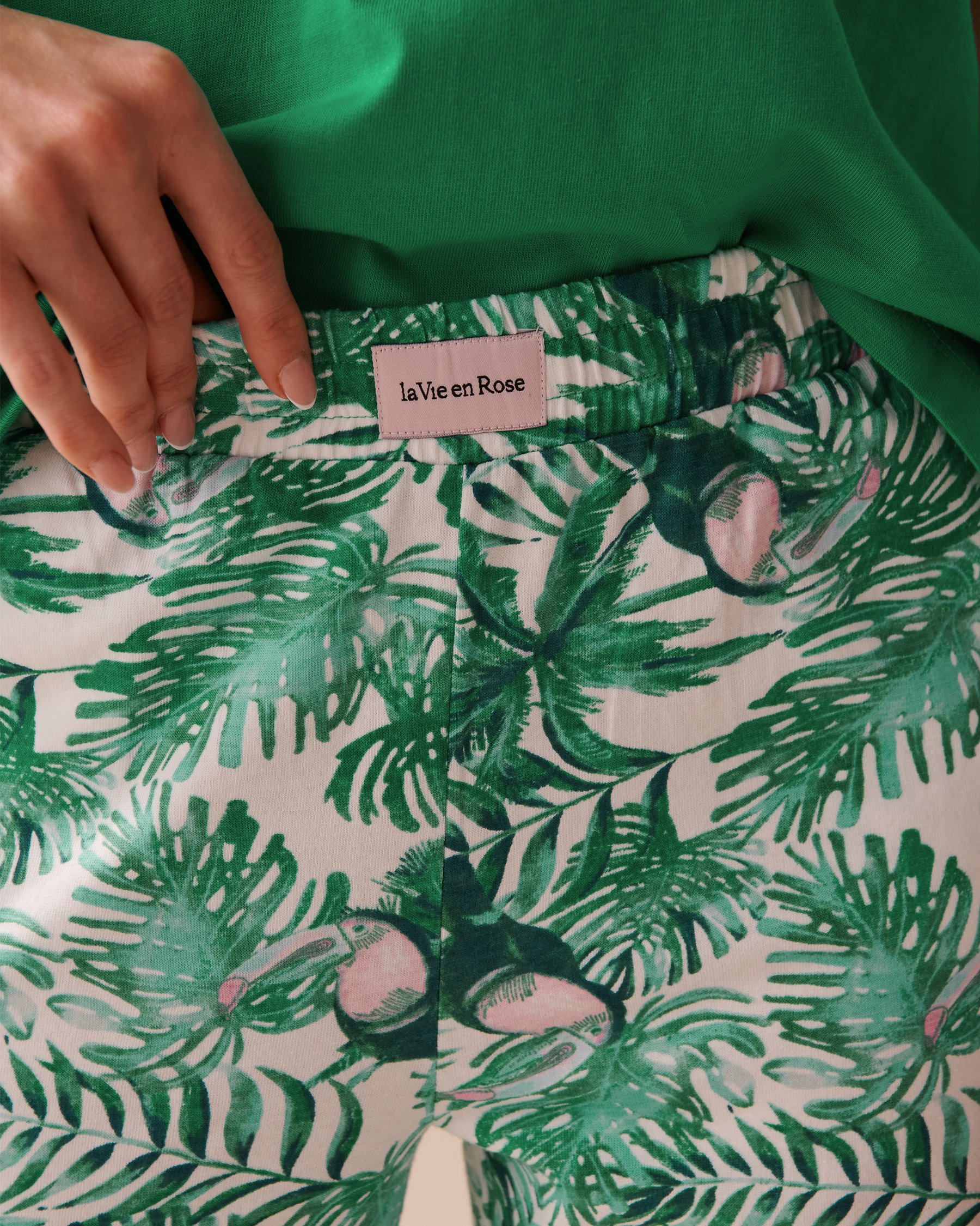 LA VIE EN ROSE Tropical Print Cotton Straight Leg Capris Tropical Toucan 40200575 - View3