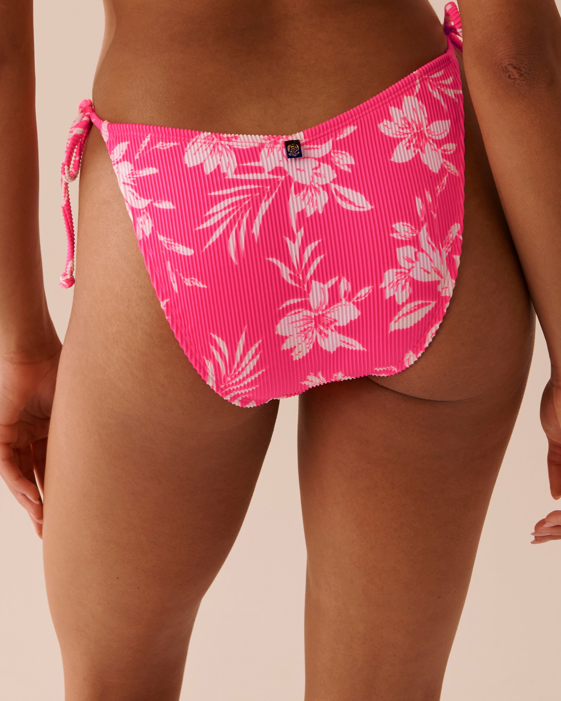 LA VIE EN ROSE AQUA Bas de bikini brésilien coupe en V noué aux hanches texturé ROSE TROPICAL Tropical rose électrique 70300570 - Voir2