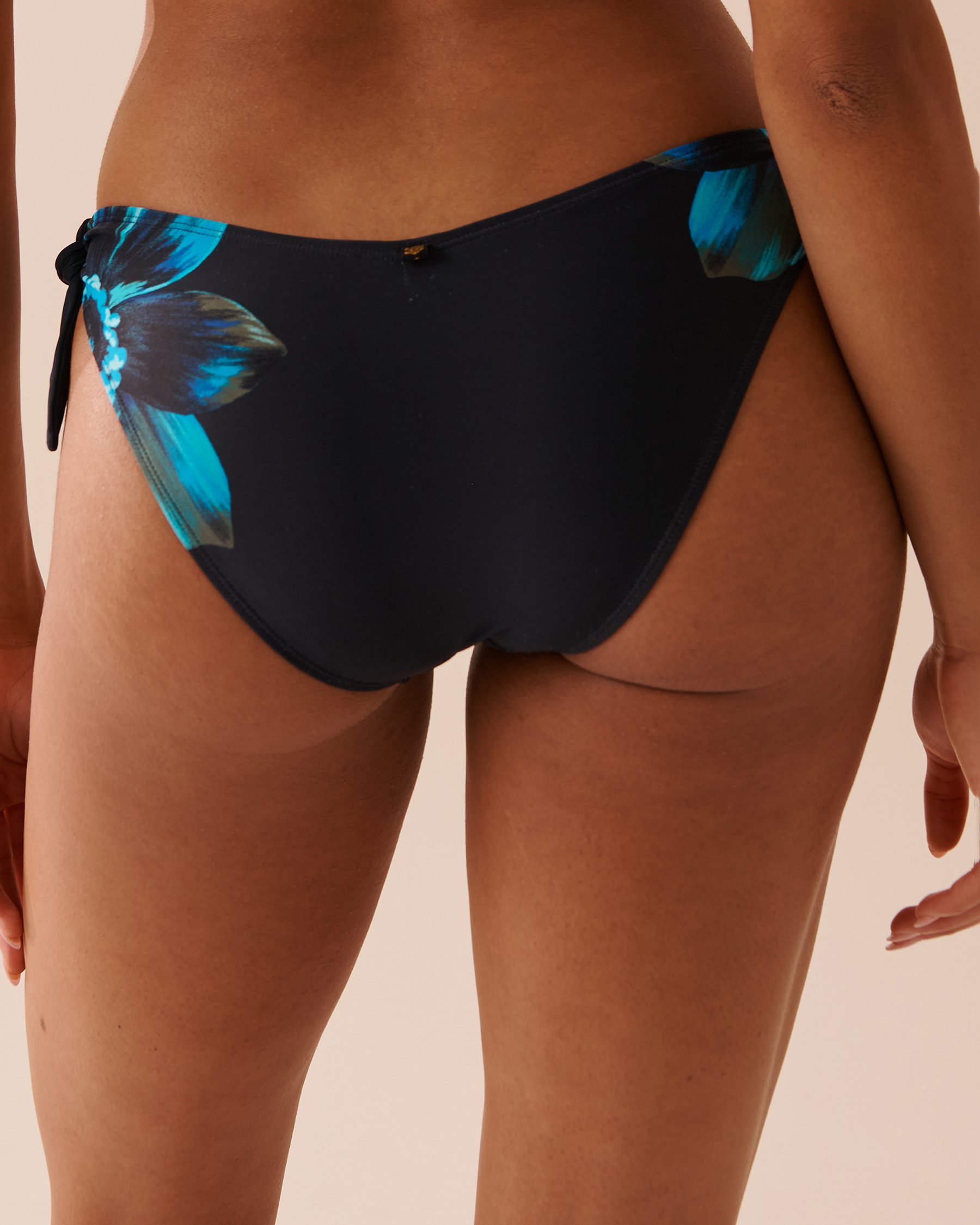 LA VIE EN ROSE AQUA Bas de bikini brésilien coupe en V noué aux hanches FLEURS AQUATIQUES Fleurs aquatiques 70300576 - Voir2