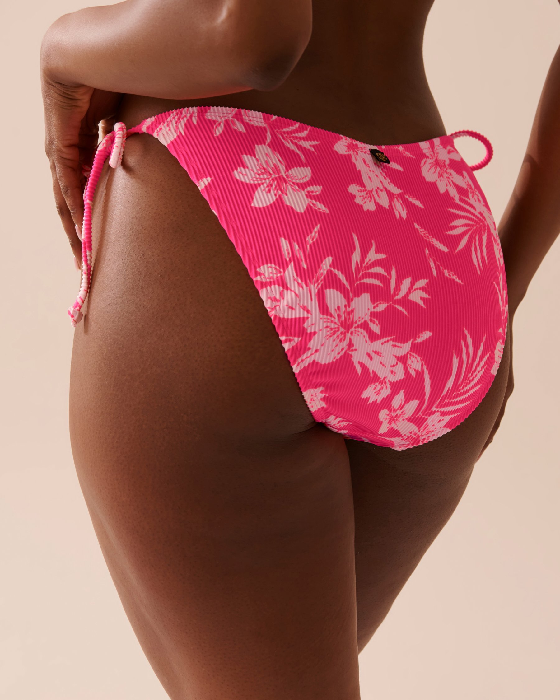 LA VIE EN ROSE AQUA Bas de bikini brésilien coupe en V noué aux hanches texturé ROSE TROPICAL Tropical rose électrique 70300570 - View6