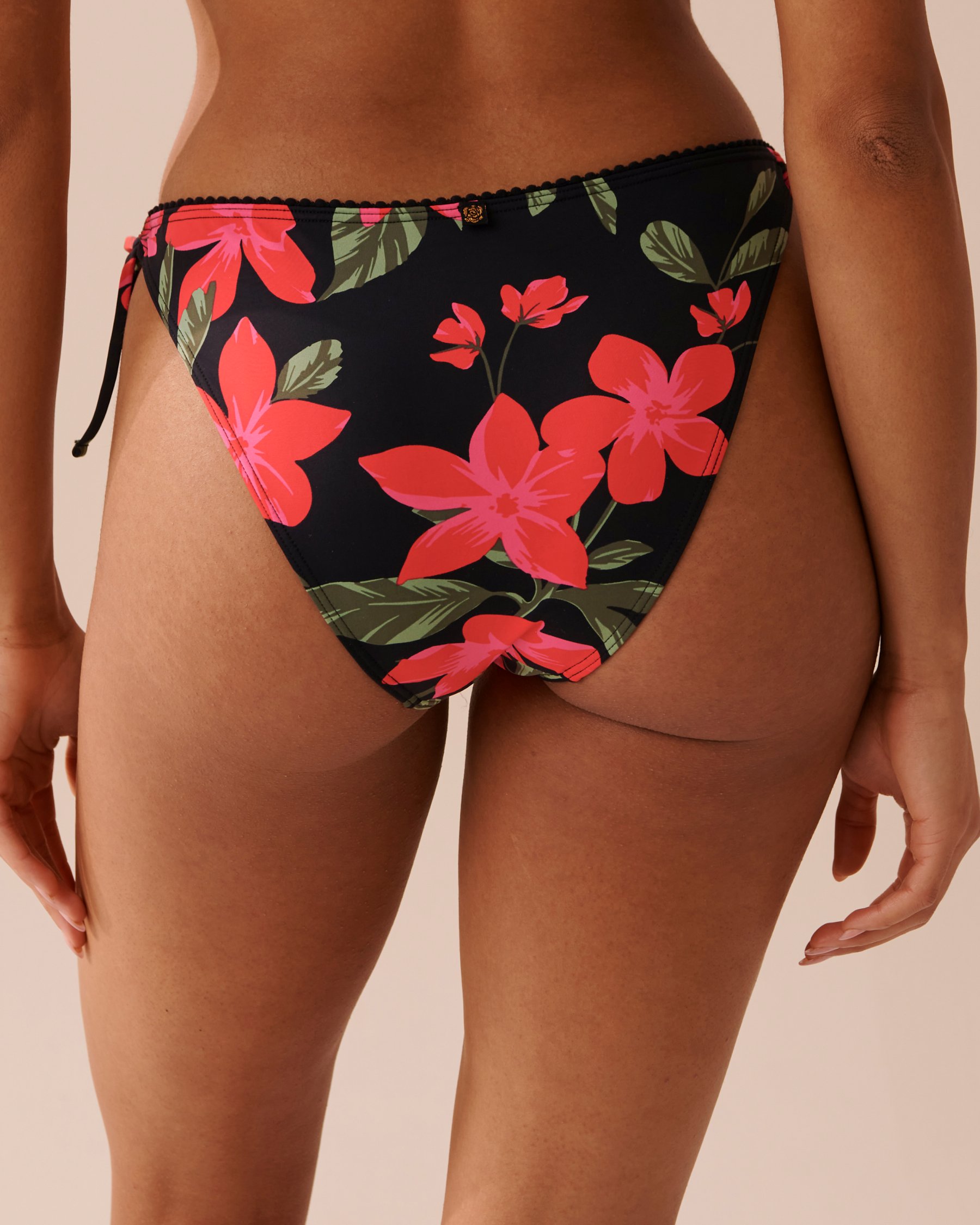LA VIE EN ROSE AQUA Bas de bikini brésilien noué aux hanches TROPICAL Fleurs tropicales rouges 70300567 - View2