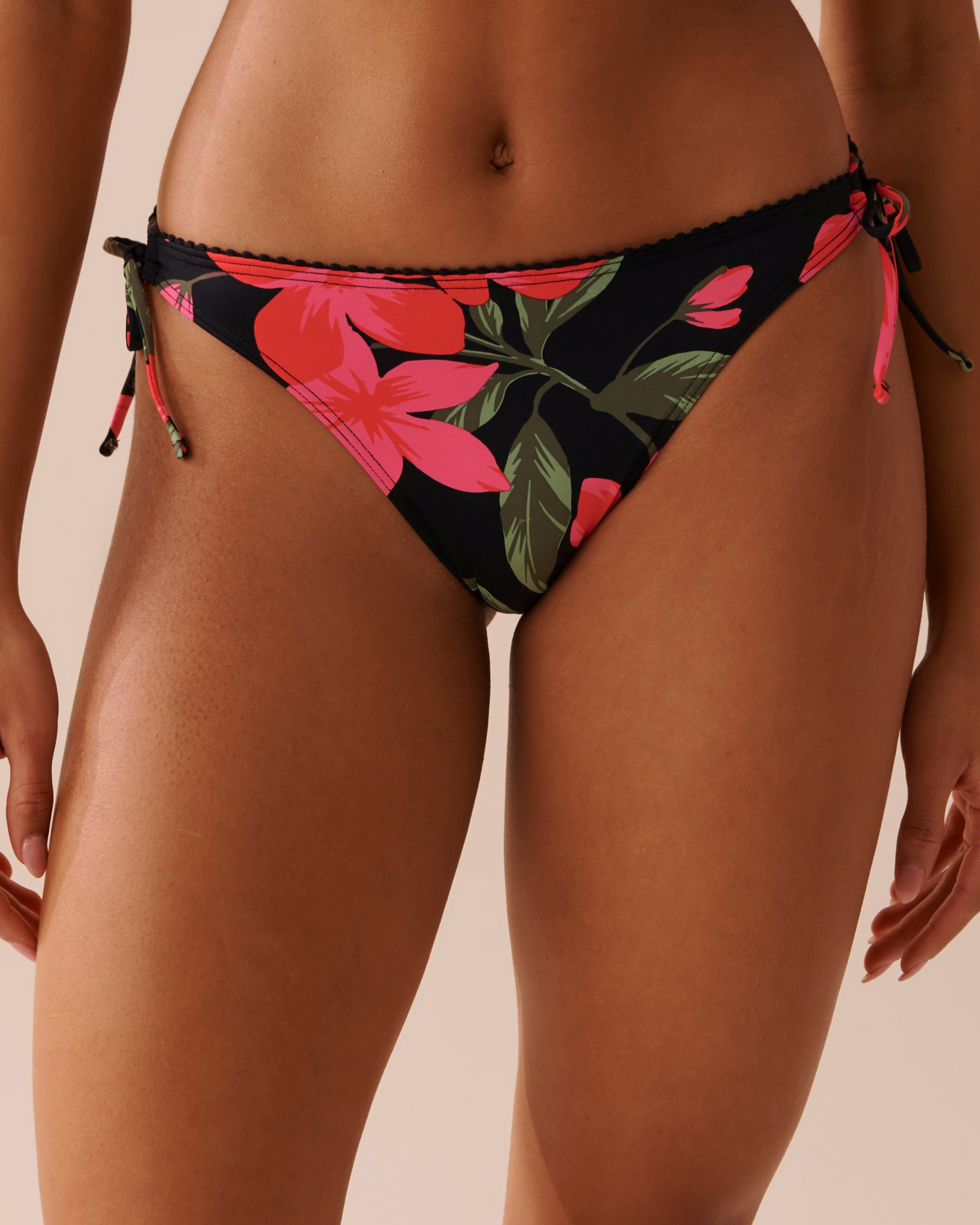LA VIE EN ROSE AQUA Bas de bikini brésilien noué aux hanches TROPICAL Fleurs tropicales rouges 70300567 - View3