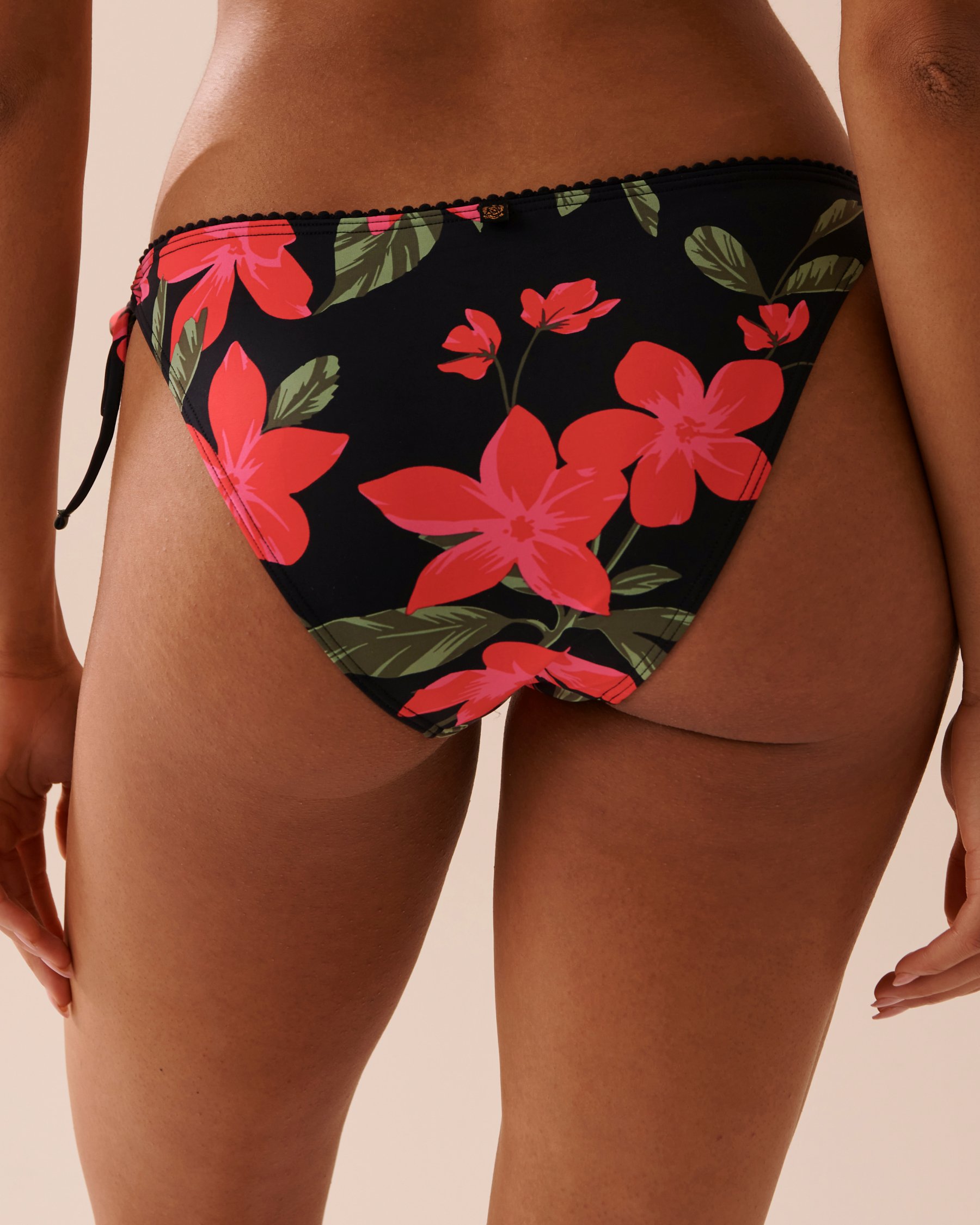 LA VIE EN ROSE AQUA Bas de bikini brésilien noué aux hanches TROPICAL Fleurs tropicales rouges 70300567 - View4