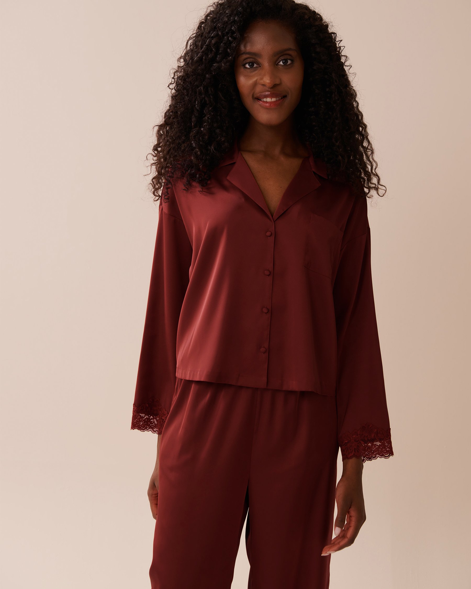 LA VIE EN ROSE Chemisier manches longues en satin et dentelle Rouge baies 60100144 - View1